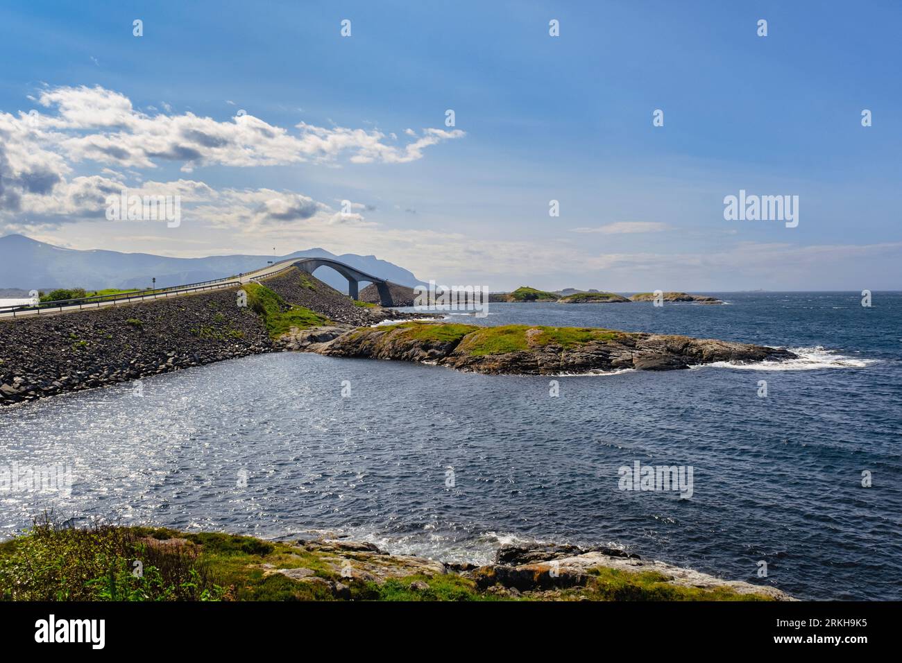 Le pont Storseisundet (Storseisundbrua) sur la route de l'océan Atlantique reliant la péninsule continentale de Romsdal à l'île de Averøya dans Møre og Romsdal Norvège Banque D'Images