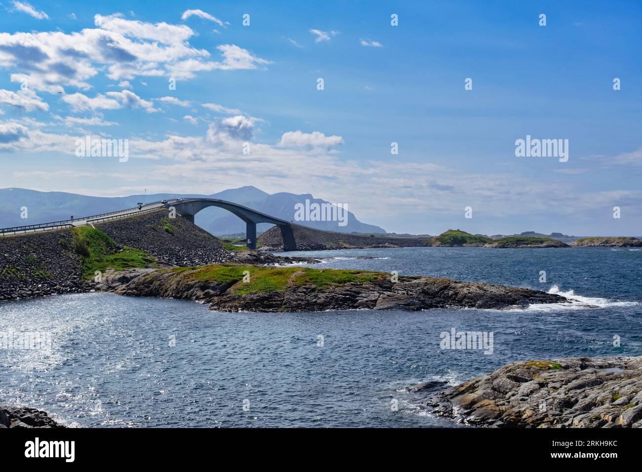 Le pont Storseisundet (Storseisundbrua) sur la route de l'océan Atlantique reliant la péninsule continentale de Romsdal à l'île de Averøya dans Møre og Romsdal Norvège Banque D'Images