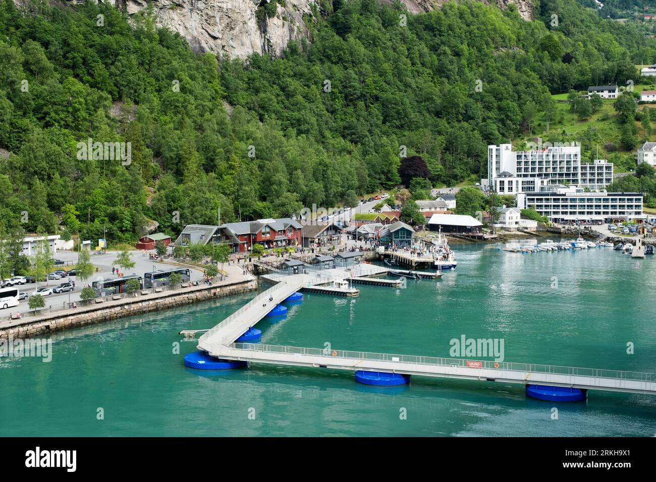 Vue vers le bas d'une jetée flottante Seawalk à un bateau de croisière dans le fjord. Geiranger, Møre og Romsdal, Norvège, Scandinavie Banque D'Images