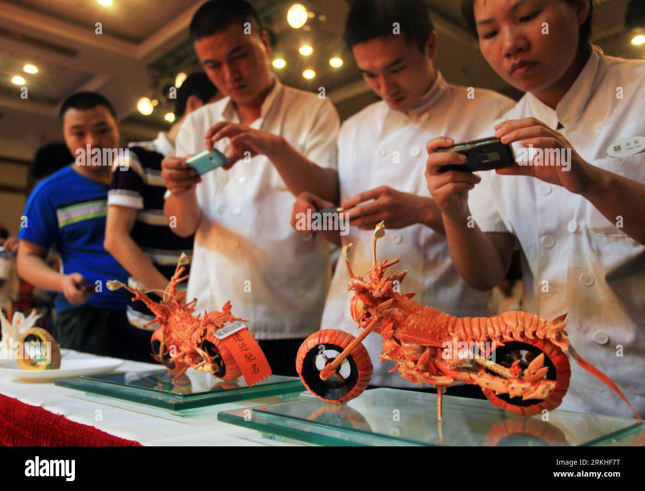 Bildnummer : 55818878 Datum : 23.08.2011 Copyright : imago/Xinhua (110824) -- FUZHOU, 24 août 2011 (Xinhua) -- Prenez des photos de l'artisanat en forme de moto fait de homards lors d'un séminaire sur l'art culinaire à l'hôtel Fuzhou à Fuzhou, dans la province du Fujian du sud-est de la Chine, le 23 août 2011. (Xinhua/Zheng Shuai) (hdt) CHINA-FUJIAN-HOMARD-ARTISANAT (CN) PUBLICATIONxNOTxINxCHN Kunst Kunsthandwerk Motorrad Objekte Modell Hummer kurios Komik xns x0x 2011 quer Bildnummer 55818878 Date 23 08 2011 Copyright Imago XINHUA Fuzhou août 24 2011 XINHUA Prenez des photos de la moto en forme d'artisanat fait de Banque D'Images