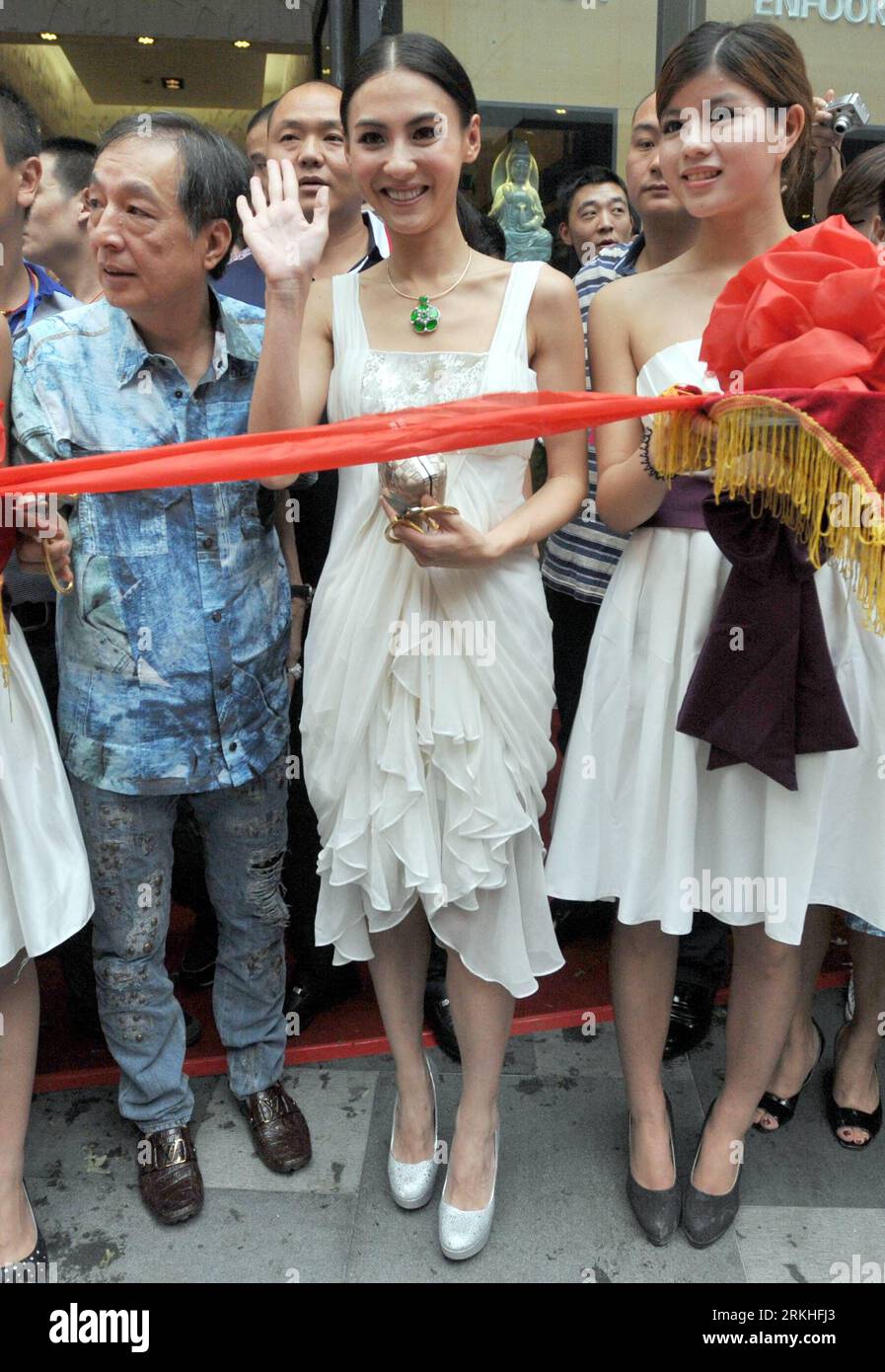 Bildnummer : 55825349 Datum : 24.08.2011 Copyright : imago/Xinhua (110824) -- WUHAN, 24 août 2011 (Xinhua) -- l'actrice de Hong Kong Cecilia Cheung (C, Front), assiste à une cérémonie de coupe de ruban en tant qu'invitée d'honneur lors de l'ouverture d'une bijouterie à Wuhan, province de Wuhan, dans le centre de la Chine, le 24 août 2011. Le couple de célébrités de Hong Kong Nicholas Tse et Cecilia Cheung ont annoncé leur divorce lundi, mettant officiellement fin à leur mariage de cinq ans. (Xinhua) (ljh) #CHINA-HUBEI-WUHAN-CECILIA CHEUNG (CN) PUBLICATIONxNOTxINxCHN Entertainment Kultur People film Eröffnung Band xdf x0x 2011 hoch Bildnummer 5 Banque D'Images