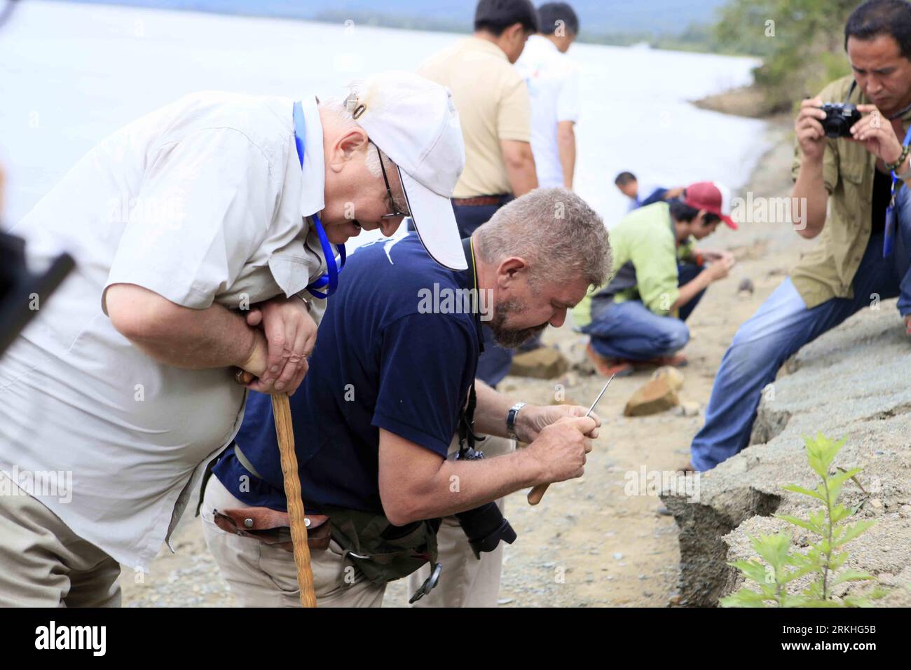 Bildnummer : 55830474 Datum : 25.08.2011 Copyright : imago/Xinhua (110825) -- JIAYIN, 25 août 2011 (Xinhua) -- recherches scientifiques étrangères sur la couche limite du Crétacé-Paléogène (K-PG) qui marque la fin de l'ère mésozoïque et le début de l'ère Cénozoïque, dans la ville de Jiayin, province du Heilongjiang du nord-est de la Chine, 23 août 2011. La première couche limite K-PG de la Chine, qui est étroitement liée à l'extinction du Crétacé-tertiaire (K-T) il y a environ 65,5 millions d'années lorsque l'extinction d'animaux comme les dinosaures et les espèces végétales s'est produite, a été découverte dans la province du Heilongjiang, selon le Banque D'Images