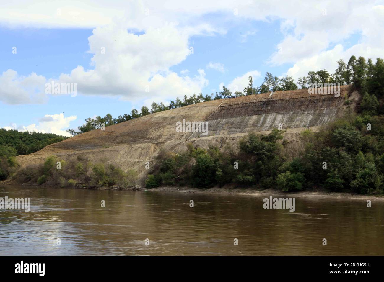 Bildnummer : 55830475 Datum : 25.08.2011 Copyright : imago/Xinhua (110825) -- JIAYIN, 25 août 2011 (Xinhua) -- la photo prise le 23 août 2011 montre la couche limite Crétacé-Paléogène (K-PG) qui marque la fin de l'ère Mésozoïque et le début de l'ère Cénozoïque, dans la ville de Jiayin, province de Heilongjiang du nord-est de la Chine. La première couche limite K-PG de la Chine, qui est étroitement liée à l'extinction du Crétacé-tertiaire (K-T) il y a environ 65,5 millions d'années, lorsque l'extinction d'animaux comme les dinosaures et les espèces végétales s'est produite, a été découverte dans la province du Heilongjiang, selon les annonceurs Banque D'Images