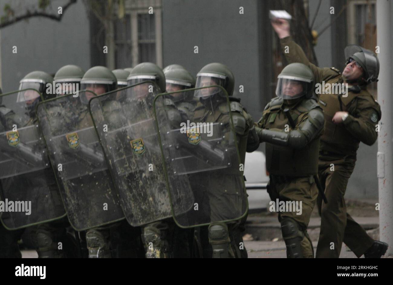 Bildnummer : 55830974 Datum : 25.08.2011 Copyright : imago/Xinhua (110826) -- SANTIAGO, 26 août 2011 (Xinhua) -- la police anti-émeute lance une grenade lacrymogène contre les manifestants lors de la deuxième journée d’une grève nationale organisée par la Confédération des travailleurs (CUT) avec la participation d’étudiants, de membres d’organisations sociales et de syndicats, de défenseurs des droits humains et d’écologistes à Santiago, capitale du Chili, le 25 août 2011. (Xinhua/Victor Rojas) (fz) CHILI-SANTIAGO-GRÈVE NATIONALE PUBLICATIONxNOTxINxCHN Gesellschaft Politik Demo Protest Unruhen Krawalle Straßenschlacht xdf 2011 quer Banque D'Images