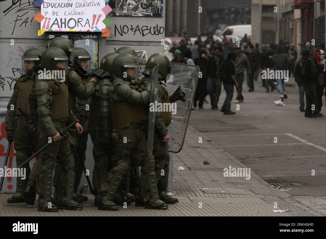 Bildnummer : 55830976 Datum : 25.08.2011 Copyright : imago/Xinhua (110826) -- SANTIAGO, 26 août 2011 (Xinhua) -- la police anti-émeute se protège des manifestants lors de la deuxième journée de grève nationale organisée par la Confédération des travailleurs (CUT) avec la participation d’étudiants, de membres d’organisations sociales et de syndicats, de défenseurs des droits humains et d’écologistes, à Santiago, capitale du Chili, le 25 août 2011. (Xinhua/Victor Rojas) (fz) CHILI-SANTIAGO-GRÈVE NATIONALE PUBLICATIONxNOTxINxCHN Gesellschaft Politik Demo Protest Unruhen Krawalle Straßenschlacht xdf 2011 quer o0 Polizei Banque D'Images