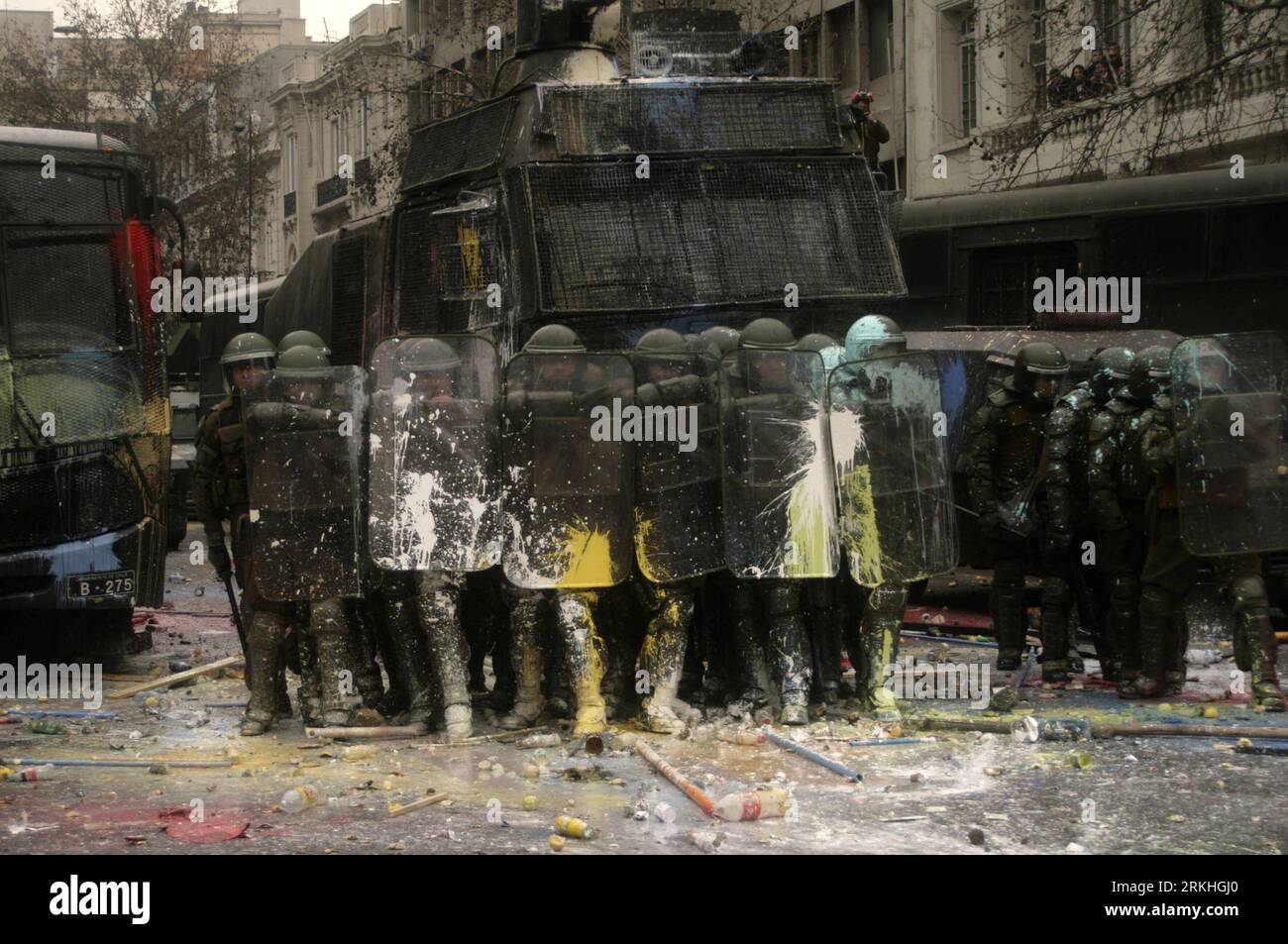 Bildnummer : 55830983 Datum : 25.08.2011 Copyright : imago/Xinhua (110826) -- SANTIAGO, 26 août 2011 (Xinhua) -- la police anti-émeute se protège des manifestants lors de la deuxième journée de grève nationale organisée par la Confédération des travailleurs (CUT) avec la participation d’étudiants, de membres d’organisations sociales et de syndicats, de défenseurs des droits humains et d’écologistes, à Santiago, capitale du Chili, le 25 août 2011. (Xinhua/Victor Rojas) (fz) CHILI-SANTIAGO-GRÈVE NATIONALE PUBLICATIONxNOTxINxCHN Gesellschaft Politik Demo Protest Unruhen Krawalle Straßenschlacht xdf 2011 quer premiumd o Banque D'Images