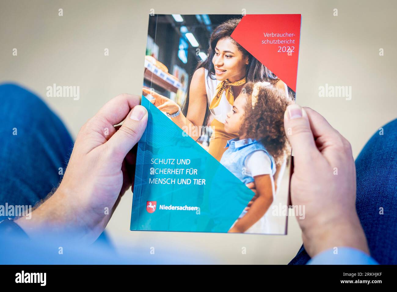 Hanovre, Allemagne. 25 août 2023. Un journaliste tient le Rapport sur la protection des consommateurs 2022 entre ses mains. Dans le cadre des inspections officielles des denrées alimentaires, des biens de consommation, des cosmétiques et du tabac en Basse-Saxe, plus de la moitié des inspections ont fait l'objet de plaintes en 2022. Crédit : Moritz Frankenberg/dpa/Alamy Live News Banque D'Images