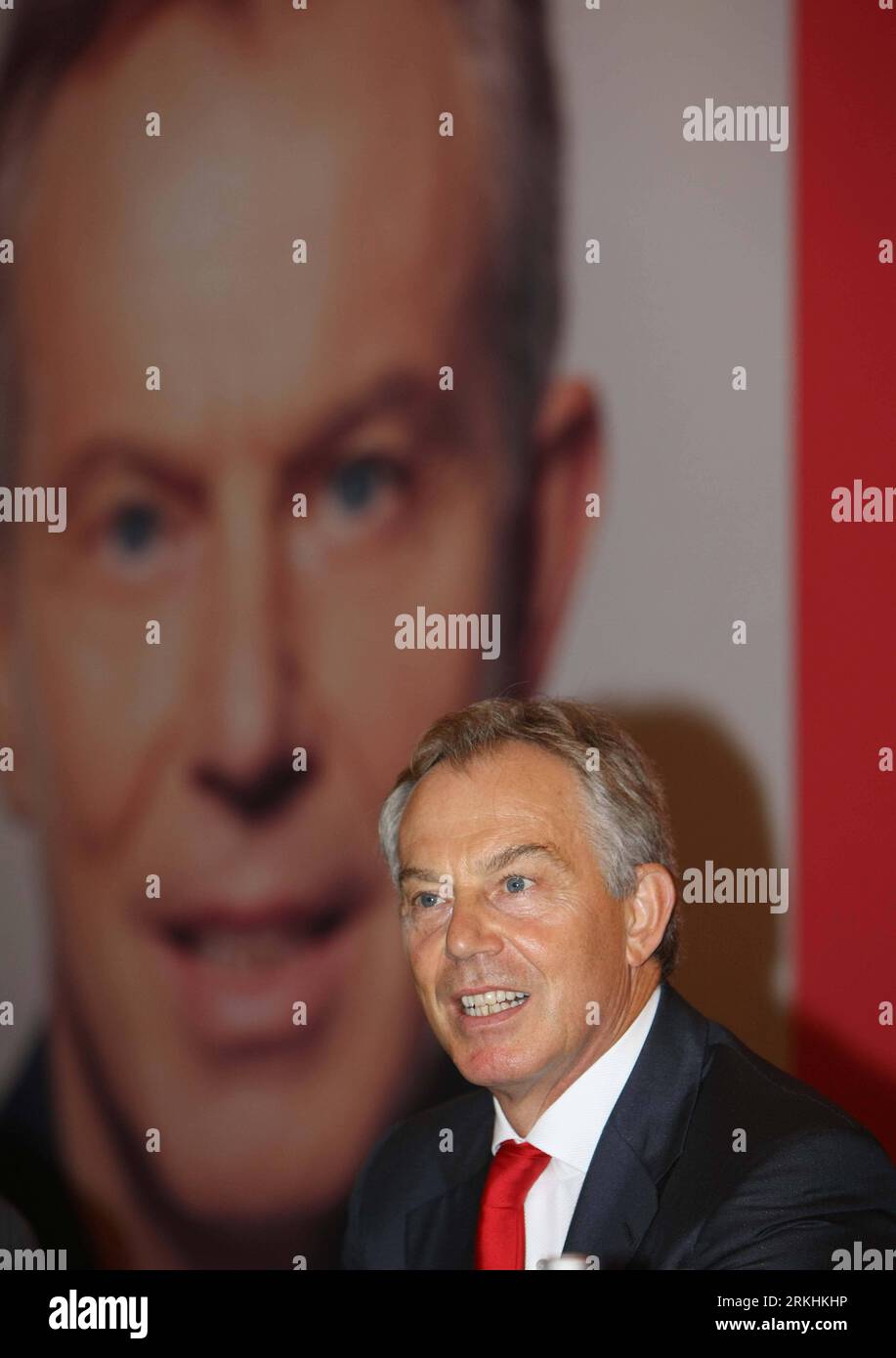 Bildnummer : 55853520 Datum : 30.08.2011 Copyright : imago/Xinhua (110830) -- BEIJING, 30 août 2011 (Xinhua) -- l'ancien Premier ministre britannique Tony Blair prend la parole lors de la cérémonie de lancement de l'édition chinoise de ses mémoires A Journey in Beijing, capitale de la Chine, le 30 août 2011. (Xinhua/Li Fangyu) (lfj) CHINA-BEIJING-TONY BLAIR-BOOK LAUNCH CEREMONY (CN) PUBLICATIONxNOTxINxCHN People Politik Buch Buchpräsentation Präsentation Memoiren Porträt x0x xtm 2011 hoch premiumd Bildnummer 55853520 Date 30 08 2011 Copyright Imago XINHUA Beijing août 30 2011 XINHUA anciens premiers ministres britanniques T Banque D'Images