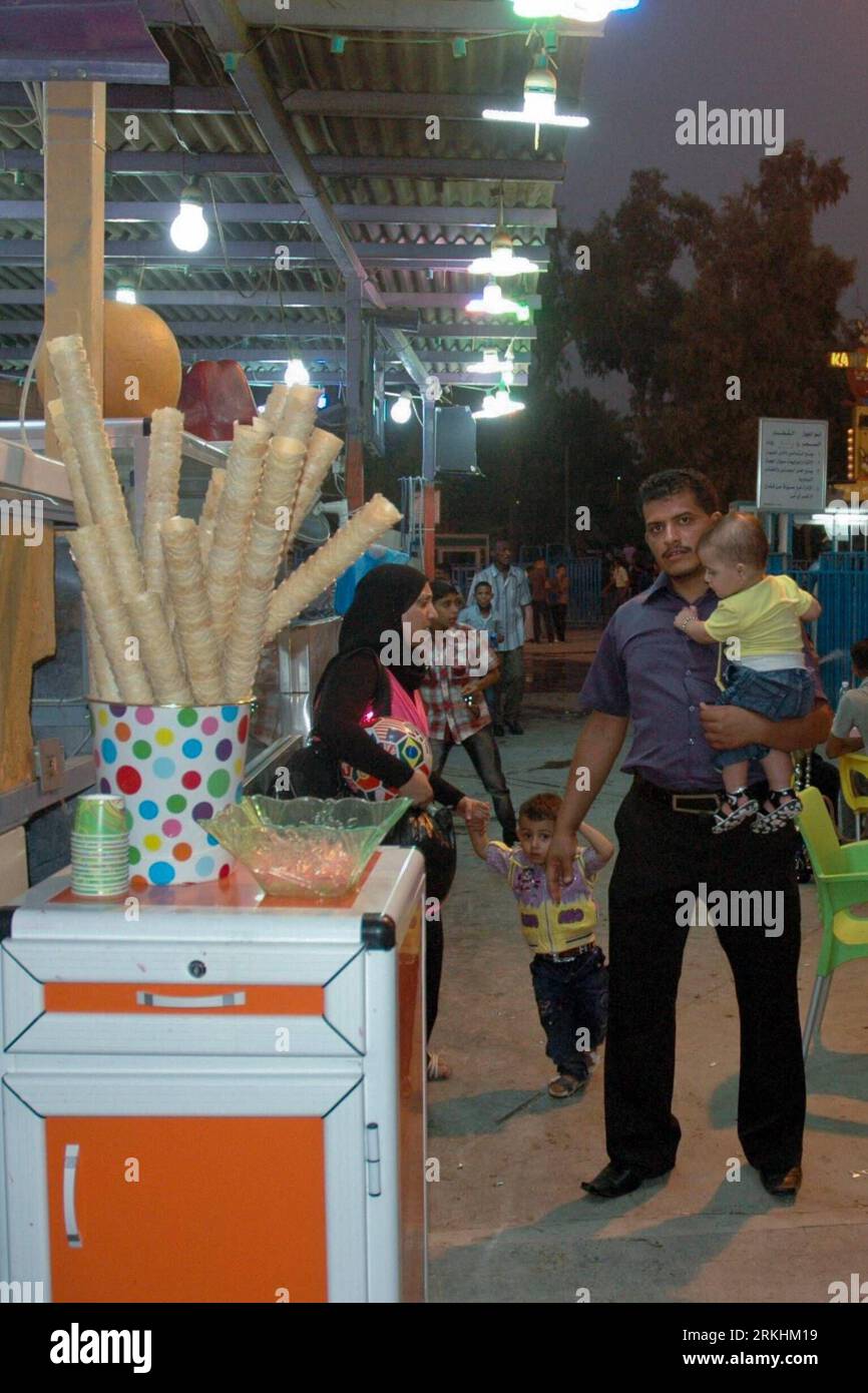 Bildnummer : 55857801 Datum : 30.08.2011 Copyright : imago/Xinhua (110830) -- BADHDAD, 30 août 2011 (Xinhua) -- Une famille célèbre le Festival de l'Aïd al-Fitr (le Festival de la rupture rapide) dans un parc d'attractions à Bagdad, Irak, le 30 août 2011. Malgré les récentes violences fréquentes qui ont éclipsé le pays, les musulmans en Irak célèbrent toujours l’Aïd al-Fitr avec passion, après un mois entier de jeûne. (Xinhua/Bashar) IRAK-BAGDAD-EID-AL-FITR-FESTIVAL PUBLICATIONxNOTxINxCHN Gesellschaft Fastenbrechen religion Islam Fastenzeit Ende Zuckerfest xtm 2011 hoch o0 Familie Vater Mutter Kind Bildnummer 558578 Banque D'Images