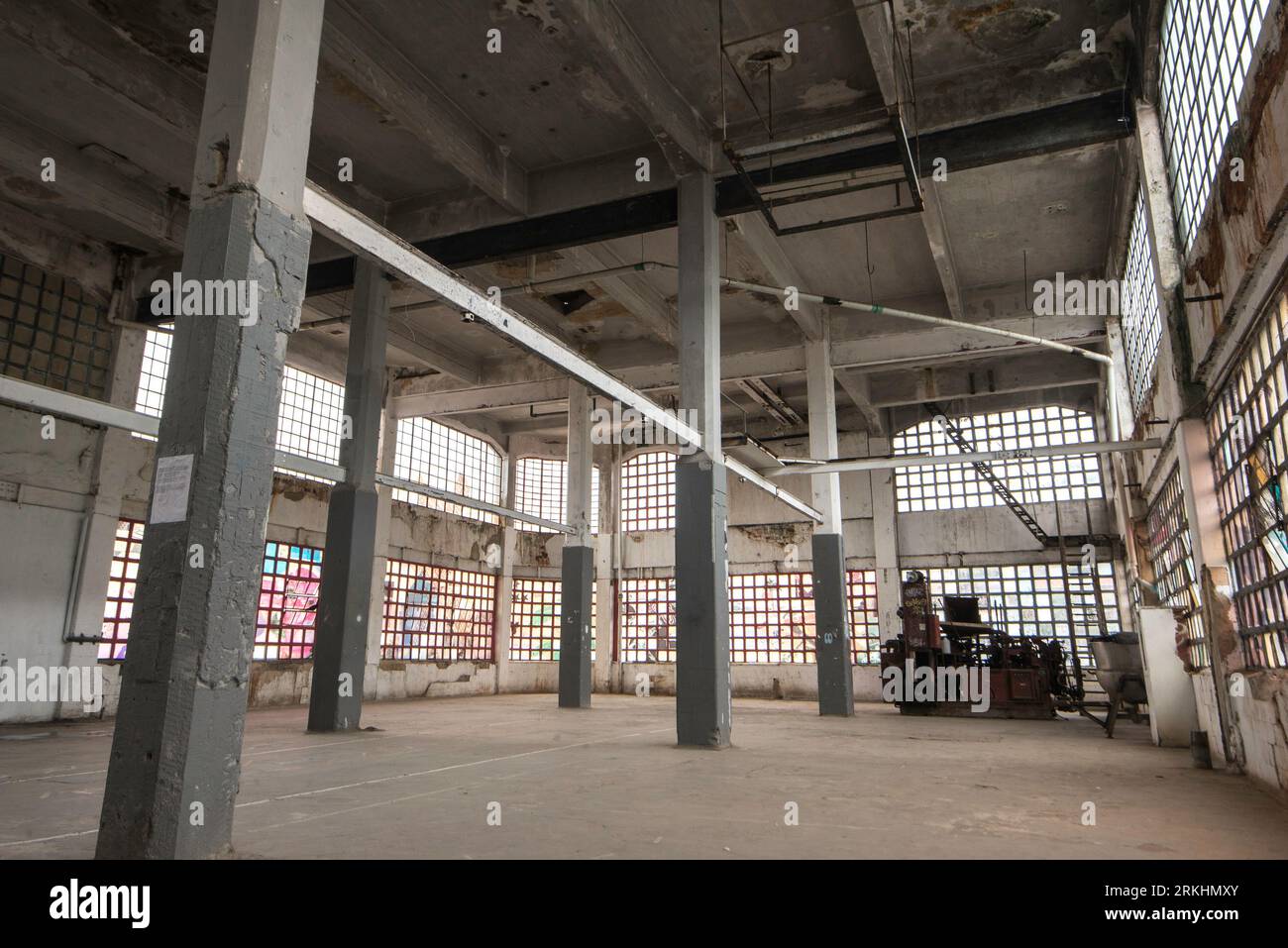 Espace intérieur d'usine vide abandonné Banque D'Images