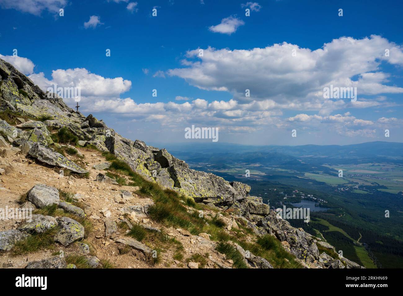 Vue de Strbske Pleso depuis le sommet de Predne Solisko. Slovaquie. Banque D'Images