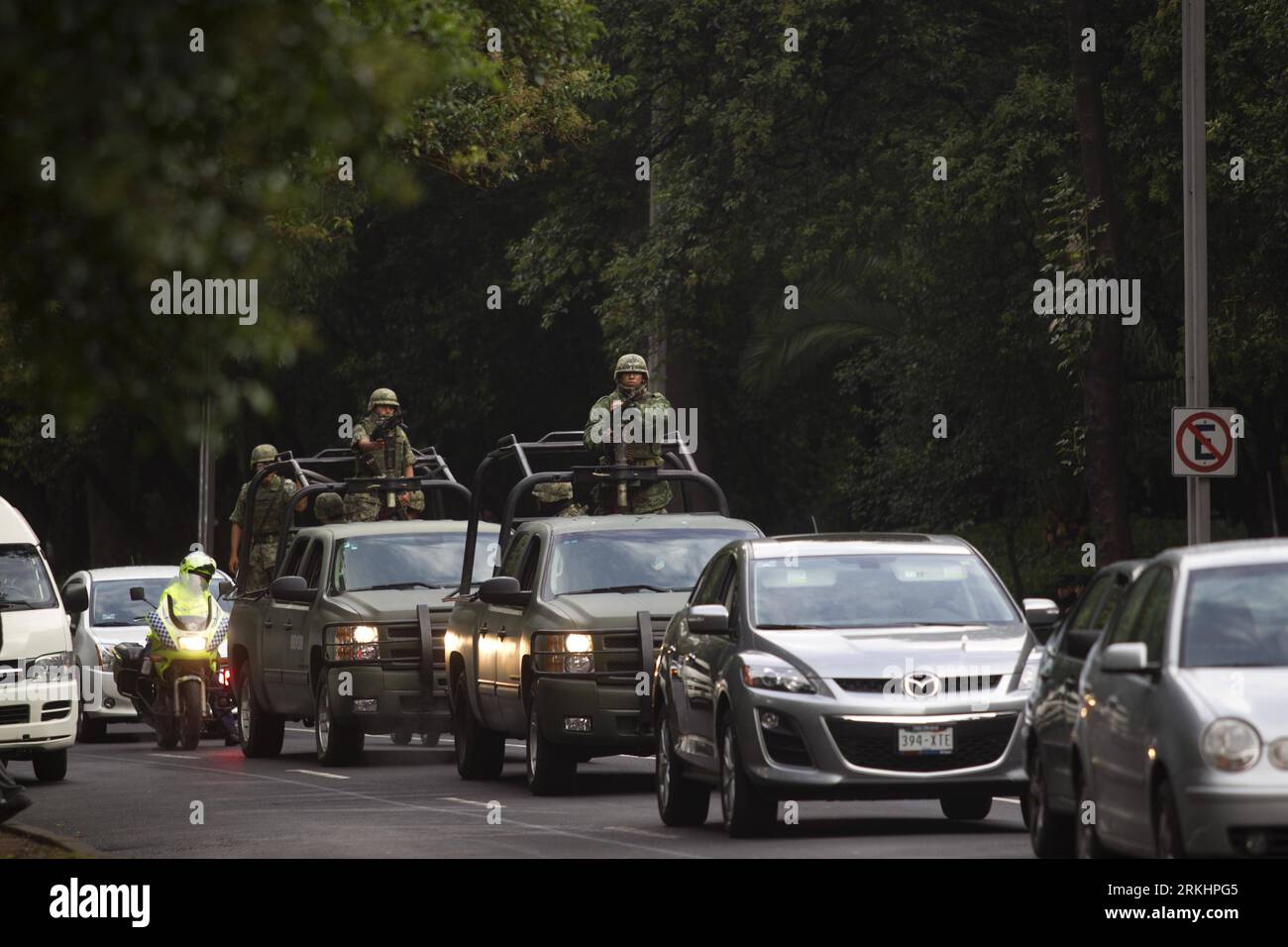 Bildnummer : 55890779 Datum : 02.09.2011 Copyright : imago/Xinhua (110902) -- MEXICO, 2 septembre 2011 (Xinhua) -- des soldats de l'armée mexicaine gardent l'accès au Musée national d'anthropologie et d'histoire, lors de la cérémonie du cinquième État de l'Union, à Mexico, capitale du Mexique, le 2 septembre 2011. (Xinhua/Claudio Cruz) MEXIQUE-MEXIQUE VILLE-POLITIQUE-ÉTAT DE L'UNION PUBLICATIONxNOTxINxCHN Gesellschaft Militär Sicherheit xbs x0x 2011 quer 55890779 Date 02 09 2011 Copyright Imago XINHUA Mexico City sept 2 2011 soldats XINHUA de l'armée MEXICAINE Garde l'accès au Banque D'Images