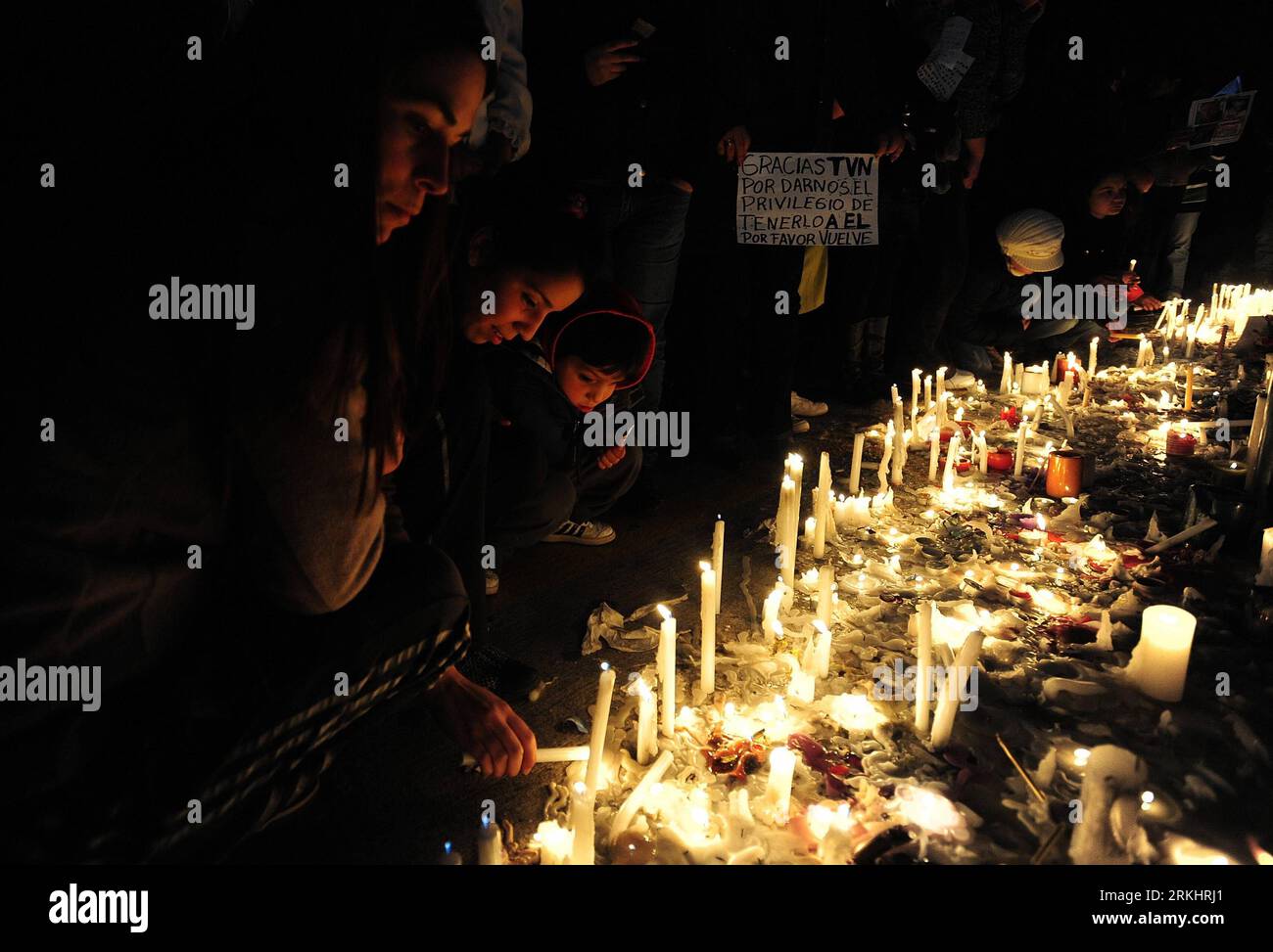 Bildnummer : 55895337 Datum : 04.09.2011 Copyright : imago/Xinhua (110905) -- SANTIAGO, 5 septembre 2011 (Xinhua) -- des résidents chiliens rendent hommage aux victimes d'un accident d'avion, devant la chaîne de télévision TVN, à Santiago, capitale du Chili, le 4 septembre 2011. Deux jours après l'écrasement d'un avion militaire dans l'archipielago Juan Fernandez, des milliers de personnes se sont rassemblées pour rendre hommage aux victimes, parmi lesquelles se trouvaient les membres de l'équipage de l'émission de télévision Buenos dias a todos (Bonjour à tous), y compris l'hôte Felipe Camiroaga et certains membres de la mission humanitaire Levantemos C. Banque D'Images