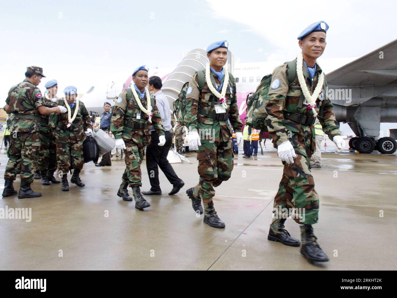 Bildnummer : 55896323 Datum : 05.09.2011 Copyright : imago/Xinhua (110905) -- PHNOM PENH, 5 septembre 2011 (Xinhua) -- des soldats cambodgiens de maintien de la paix sont vus à la base aérienne militaire de Phnom Penh le 5 septembre. 2011. Le dernier groupe de 52 soldats cambodgiens est rentré du Soudan après avoir accompli la mission de maintien de la paix des Nations Unies au Soudan qui avait duré un an. Depuis 2006, 577 soldats cambodgiens de maintien de la paix ont servi avec distinction au Soudan dans le cadre de missions de déminage et de missions humanitaires. (Xinhua/Sovannara) (xhn) CAMBODGE-PHNOM PENH-l'ONU-SOLDATS DE MAINTIEN DE LA PAIX-RETOUR PUBLICATIONxNOTxINxCHN Gesellschaft mi Banque D'Images