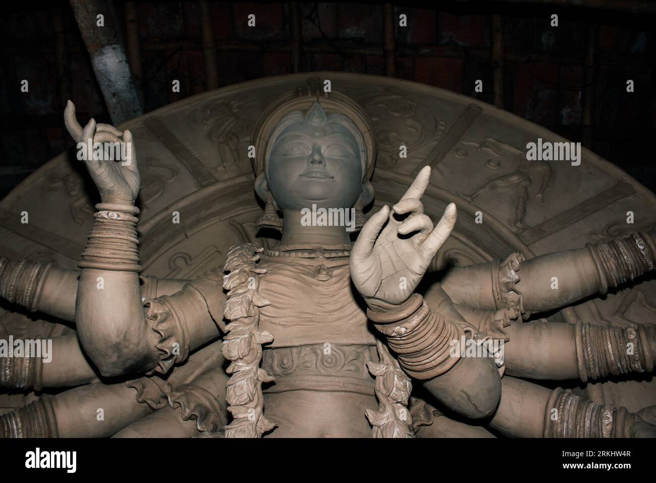 Un angle bas d'une statue de déesse dans un temple Banque D'Images