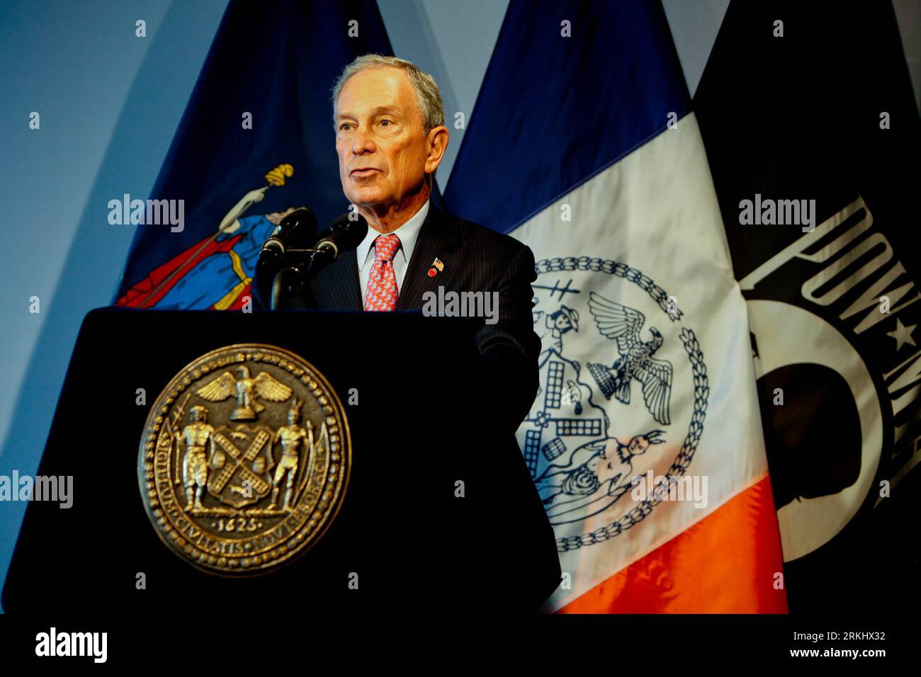 Bildnummer : 55914088 Datum : 07.09.2011 Copyright : imago/Xinhua (110907) -- NEW YORK, 7 septembre 2011 (Xinhua) -- le maire de New York, Bloomberg, prononce un discours lors de la conférence de presse sur la reconstruction du World Trade Center à New York, aux États-Unis, le 7 septembre 2011. (Xinhua/Fan Xia) U.S.-NEW YORK-WORLD TRADE CENTER REDÉVELOPPEMENT PUBLICATIONxNOTxINxCHN People Politik Bau Wiederaufbau premiumd xns x1x 2011 quer 55914088 Date 07 09 2011 Copyright Imago XINHUA New York sept 7 2011 le maire de XINHUA New York, Bloomberg, prononce un discours lors du World Trade Center REBUILDING Update News Conf Banque D'Images