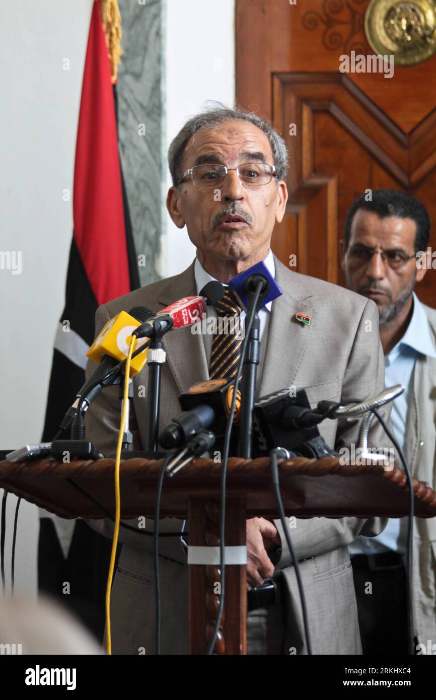 Bildnummer : 55923615 Datum : 08.09.2011 Copyright : imago/Xinhua (110908) -- TRIPOLI, 8 septembre 2011 (Xinhua) -- M. Qassem Azouz, gouverneur de la banque centrale libyenne, prend la parole lors d une conférence de presse à la banque centrale de Tripoli, le 8 septembre 2011. Azouz a déclaré que Kadhafi a vendu environ 20 pour cent des réserves d or du pays en avril et mai en raison du manque de liquidités dans la banque pour payer les salaires, Azouz a également déclaré que les réserves de devises étrangères et de dinars libyens sont suffisantes pour couvrir ce dont le pays a besoin dans la courte période à venir. (Xinhua/Amru Salahuddien)(WN) LIBYE-TRIPOLI-BANQUE CENTRALE-CONFERE Banque D'Images