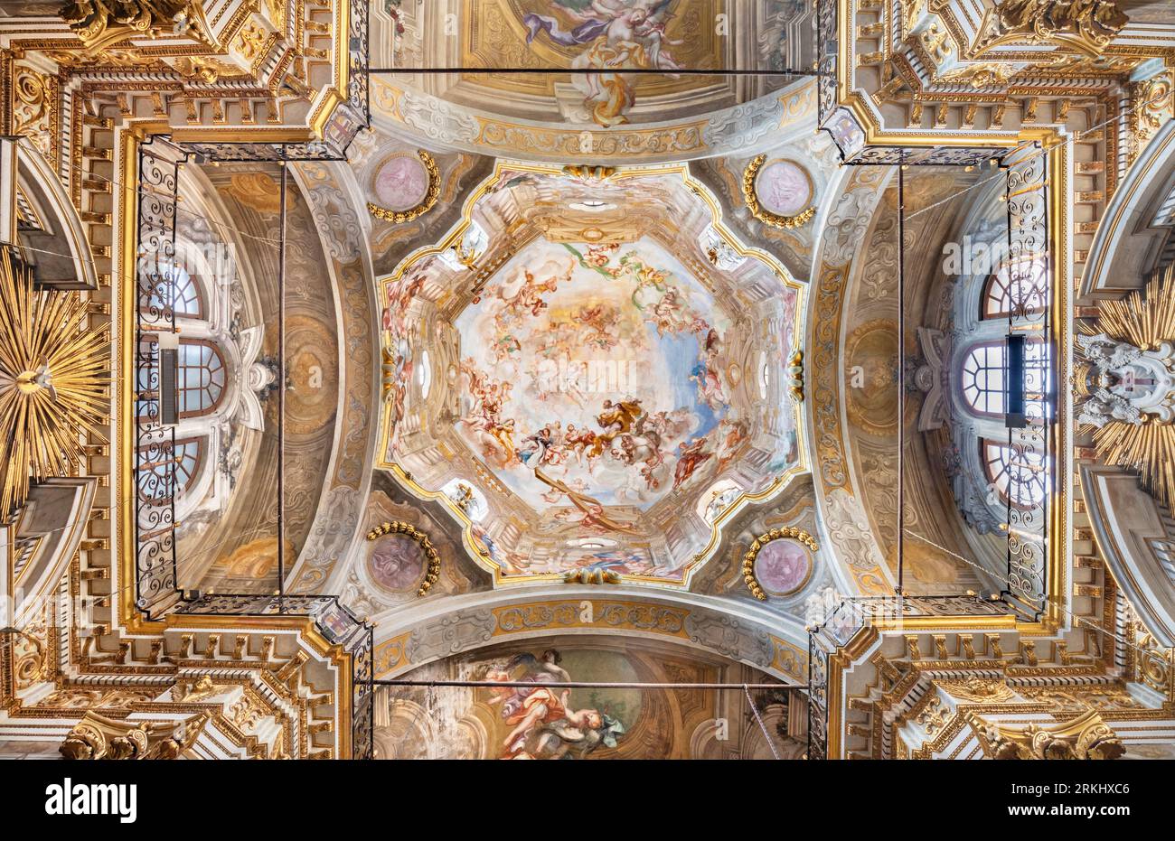 GENOVA, ITALIE - 6 MARS 2023 : la coupole avec fresque Triomphe de la Croix dans l'église Chiesa di Santa Croce de Giorgio e Lorenzo da Ferrari Banque D'Images