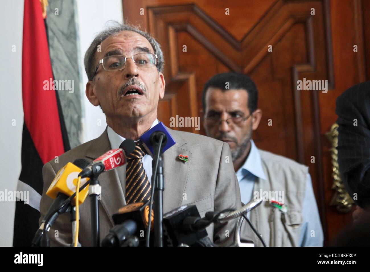 Bildnummer : 55923605 Datum : 08.09.2011 Copyright : imago/Xinhua (110908) -- TRIPOLI, 8 septembre 2011 (Xinhua) -- M. Qassem Azouz, gouverneur de la banque centrale libyenne, prend la parole lors d une conférence de presse à la banque centrale de Tripoli, le 8 septembre 2011. Azouz a déclaré que Kadhafi a vendu environ 20 pour cent des réserves d or du pays en avril et mai en raison du manque de liquidités dans la banque pour payer les salaires, Azouz a également déclaré que les réserves de devises étrangères et de dinars libyens sont suffisantes pour couvrir ce dont le pays a besoin dans la courte période à venir. (Xinhua/Amru Salahuddien)(WN) LIBYE-TRIPOLI-BANQUE CENTRALE-CONFERE Banque D'Images