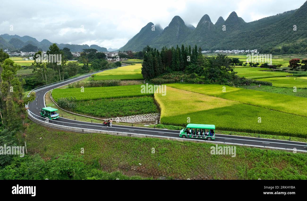 Xingyi. 25 août 2023. Cette photo aérienne prise le 25 août 2023 montre des visiteurs au parc géologique de Wanfenglin dans la ville de Xingyi de Qianxinan Buyi et dans la préfecture autonome de Miao, dans la province du Guizhou au sud-ouest de la Chine. Wanfenglin signifie littéralement forêt de dix mille sommets. La préfecture autonome de Qianxinan Buyi et Miao à Guizhou est riche en ressources écotouristiques et le gouvernement local a fait la promotion de son industrie touristique ces dernières années pour un meilleur développement rural. Crédit : Yuan Fuhong/Xinhua/Alamy Live News Banque D'Images
