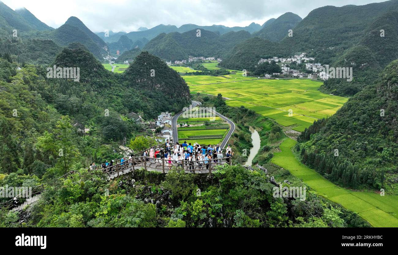 Xingyi. 25 août 2023. Cette photo aérienne prise le 25 août 2023 montre des visiteurs au parc géologique de Wanfenglin dans la ville de Xingyi de Qianxinan Buyi et dans la préfecture autonome de Miao, dans la province du Guizhou au sud-ouest de la Chine. Wanfenglin signifie littéralement forêt de dix mille sommets. La préfecture autonome de Qianxinan Buyi et Miao à Guizhou est riche en ressources écotouristiques et le gouvernement local a fait la promotion de son industrie touristique ces dernières années pour un meilleur développement rural. Crédit : Yuan Fuhong/Xinhua/Alamy Live News Banque D'Images