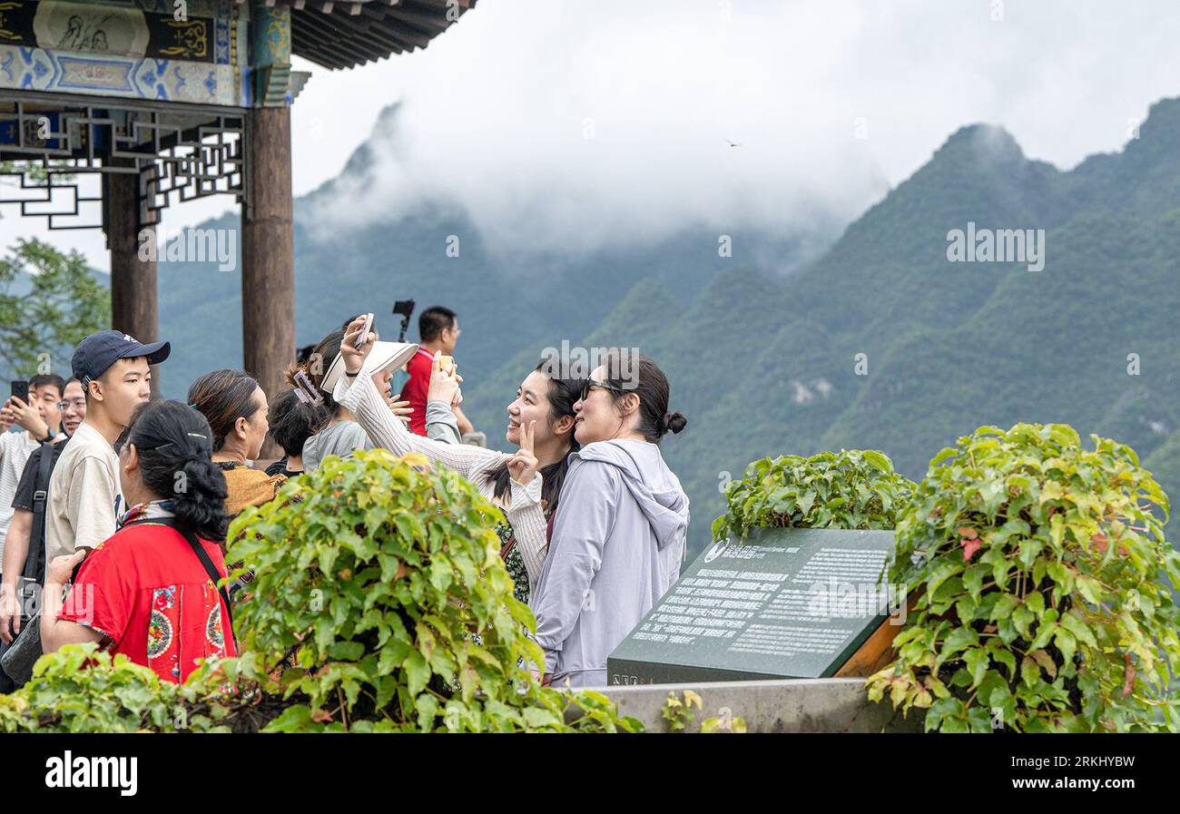 Xingyi, province chinoise du Guizhou. 25 août 2023. Les visiteurs sont vus au parc géologique de Wanfenglin dans la ville de Xingyi de Qianxinan Buyi et préfecture autonome de Miao, dans la province du Guizhou du sud-ouest de la Chine, le 25 août 2023. Wanfenglin signifie littéralement forêt de dix mille sommets. La préfecture autonome de Qianxinan Buyi et Miao à Guizhou est riche en ressources écotouristiques et le gouvernement local a fait la promotion de son industrie touristique ces dernières années pour un meilleur développement rural. Crédit : Wu Changchen/Xinhua/Alamy Live News Banque D'Images
