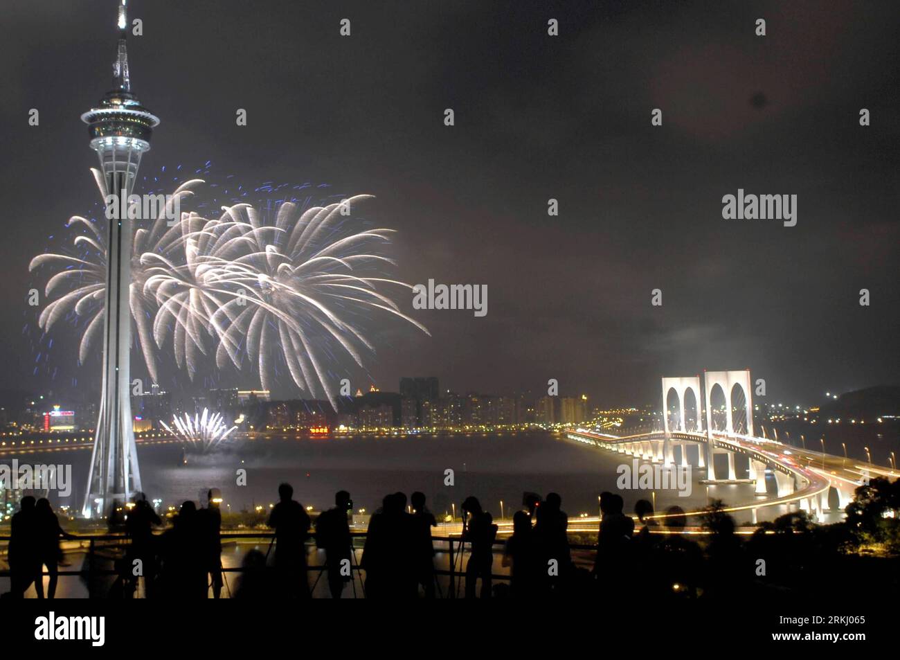 Bildnummer : 55934799 Datum : 10.09.2011 Copyright : imago/Xinhua (110910) -- MACAO, 10 septembre 2011 (Xinhua) -- regardez des feux d'artifice exploser au-dessus de la zone maritime devant la tour de Macao à Macao, dans le sud de la Chine, le 10 septembre 2011. Le 23e Concours International de feux d'artifice de Macao a débuté samedi, avec la participation de dix équipes du pays et de l'étranger. (Xinhua/Cheong Kam Ka)(mcg) CHINA-MACAO-FIREWORKS DISPLAY CONTEST (CN) PUBLICATIONxNOTxINxCHN Gesellschaft Pyrotechnik Feuerwerk xbs x0x 2011 quer 55934799 Date 10 09 2011 Copyright Imago XINHUA Macao sept 10 2011 XINHUA Watch Firework Banque D'Images