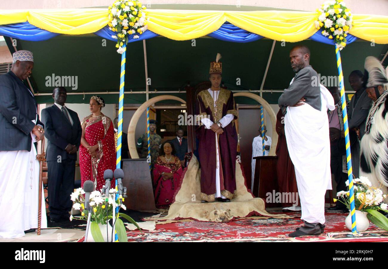 Bildnummer : 55935639 Datum : 10.09.2011 Copyright : imago/Xinhua OUGANDA, 11 septembre 2011 (Xinhua) -- Oyo Nyimba (C), le roi de Tooro, assiste à une cérémonie annuelle dans le Royaume de Tooro dans l'ouest de l'Ouganda, le 10 septembre 2011. Le Royaume de Tooro, l'un des sept royaumes de l'Ouganda, est situé dans la partie occidentale du pays avec une population de 2 millions d'habitants. (Xinhua/Yuan Qing) (cl) UGANDA-TOORO-KING-CEREMONY PUBLICATIONxNOTxINxCHN People Politik xjh x0x premiumd 2011 quer 55935639 Date 10 09 2011 Copyright Imago XINHUA Ouganda sept 11 2011 XINHUA Oyo C le Roi des assiste à la cérémonie annuelle au Royaume de Th Banque D'Images