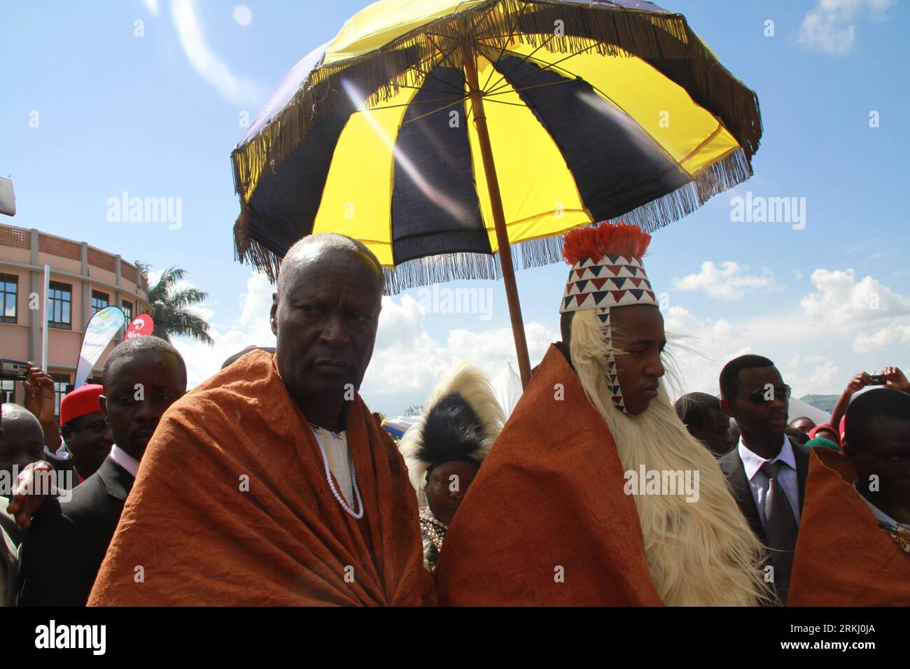 Bildnummer : 55935637 Datum : 10.09.2011 Copyright : imago/Xinhua OUGANDA, 11 septembre 2011 (Xinhua) -- Oyo Nyimba (R), roi de Tooro, assiste à une cérémonie annuelle dans le Royaume de Tooro dans l'ouest de l'Ouganda, le 10 septembre 2011. Le Royaume de Tooro, l'un des sept royaumes de l'Ouganda, est situé dans la partie occidentale du pays avec une population de 2 millions d'habitants. (Xinhua/Yuan Qing) (cl) UGANDA-TOORO-KING-CEREMONY PUBLICATIONxNOTxINxCHN People Politik xjh x0x premiumd 2011 quer 55935637 Date 10 09 2011 Copyright Imago XINHUA Ouganda sept 11 2011 XINHUA Oyo r le Roi de assiste à la cérémonie annuelle dans le Royaume de Th Banque D'Images