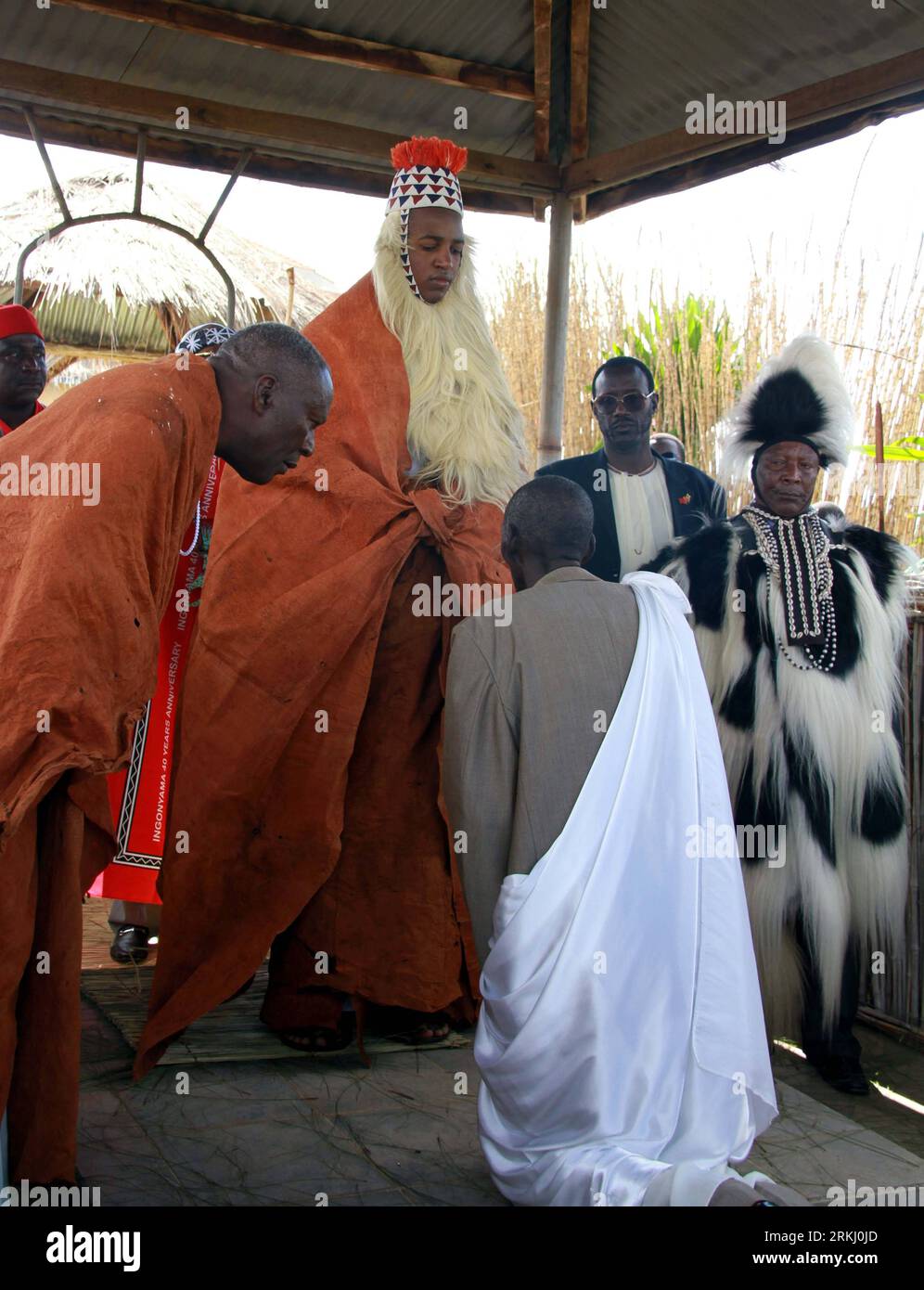 Bildnummer : 55935641 Datum : 10.09.2011 Copyright : imago/Xinhua OUGANDA, 11 septembre 2011 (Xinhua) -- Oyo Nyimba (C), le roi de Tooro, assiste à une cérémonie annuelle dans le Royaume de Tooro dans l'ouest de l'Ouganda, le 10 septembre 2011. Le Royaume de Tooro, l'un des sept royaumes de l'Ouganda, est situé dans la partie occidentale du pays avec une population de 2 millions d'habitants. . (Xinhua/Yuan Qing) (cl) UGANDA-TOORO-KING-CEREMONY PUBLICATIONxNOTxINxCHN People Politik xjh x0x premiumd 2011 hoch 55935641 Date 10 09 2011 Copyright Imago XINHUA Ouganda sept 11 2011 XINHUA Oyo C le Roi de assiste à la cérémonie annuelle au Royaume de Banque D'Images