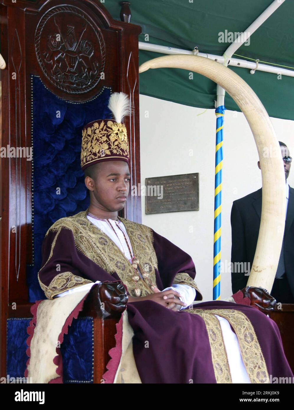 Bildnummer : 55935640 Datum : 10.09.2011 Copyright : imago/Xinhua OUGANDA, 11 septembre 2011 (Xinhua) -- Oyo Nyimba (2e L), le roi de Tooro, assiste à une cérémonie annuelle dans le Royaume de Tooro dans l'ouest de l'Ouganda, le 10 septembre 2011. Le Royaume de Tooro, l'un des sept royaumes de l'Ouganda, est situé dans la partie occidentale du pays avec une population de 2 millions d'habitants. (Xinhua/Yuan Qing) (cl) UGANDA-TOORO-KING-CEREMONY PUBLICATIONxNOTxINxCHN People Politik xjh x0x premiumd 2011 hoch 55935640 Date 10 09 2011 Copyright Imago XINHUA Ouganda sept 11 2011 XINHUA Oyo 2e l le Roi de assiste à la cérémonie annuelle à Kingd Banque D'Images