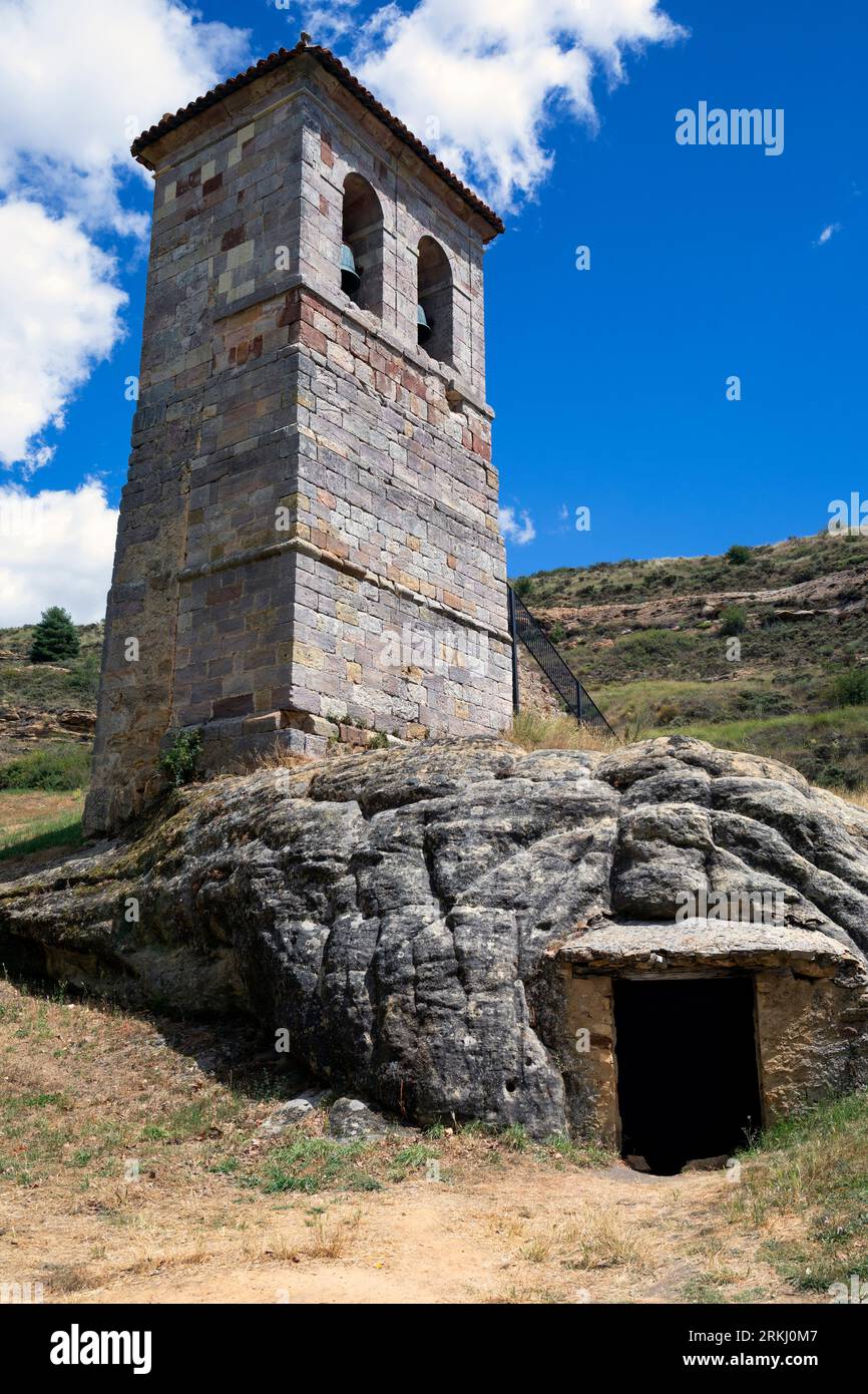 Europe, Espagne, Castille-et-León, Olleros de Pisuerga, clocher et Cave Sanctuaire associés à l'ermitage Santos Justo y Pastor Banque D'Images