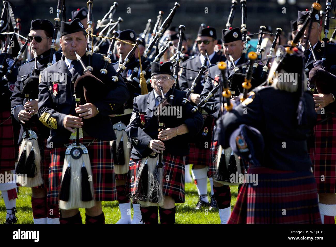 Bildnummer : 55936796 Datum : 11.09.2011 Copyright : imago/Xinhua (110912) -- OTTAWA, le 12 septembre 2011 (Xinhua) -- Un orchestre de pipe se produit lors de la cérémonie commémorative annuelle des pompiers nationaux du Canada sur la Colline du Parlement à Ottawa, Canada, le 11 septembre 2011. La cérémonie a également souligné la création du tout premier monument commémoratif des pompiers canadiens actuellement en construction à Ottawa. Le monument commémoratif portera le nom gravé de chacun des près de 1 100 pompiers canadiens décédés depuis 1848. (Xinhua/Christopher Pike) (yh) CÉRÉMONIE COMMÉMORATIVE CANADA-OTTAWA-POMPIERS PUBLICATIONxNO Banque D'Images