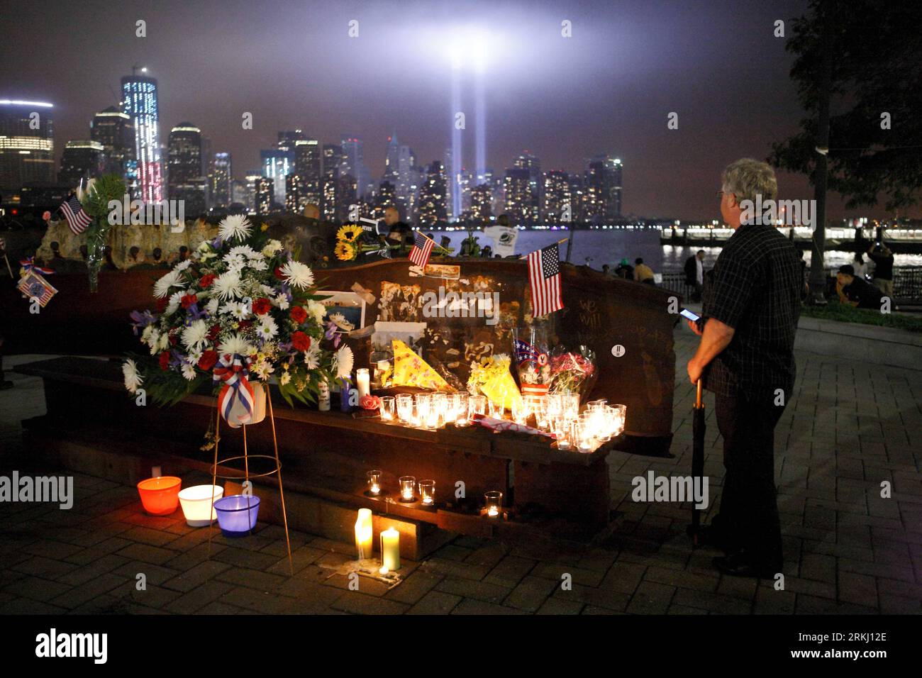 Bildnummer : 55941710 Datum : 11.09.2011 Copyright : imago/Xinhua (110912) -- NEW YORK, 12 septembre 2011 (Xinhua) -- commémorer le 10e anniversaire des attentats du 11 septembre, du côté de l'Hudson River à Jersey City, aux États-Unis, le 11 septembre 2011. (Xinhua/Zhu Wei) (axy) U.S.-NEW YORK-9/11-10E ANNIVERSAIRE PUBLICATIONxNOTxINxCHN Gesellschaft Gedenken 9 11 septembre Jahrestag Lichtstrahl Terroranschlag USA Abend Nacht x2x xtm 2011 quer o0 Kerzen Trauer Tribute in Light Lichtdenkmal 55941710 Date 11 09 2011 Copyright Imago XINHUA New York sept 12 2011 XINHUA commémore la 10e Anni Banque D'Images