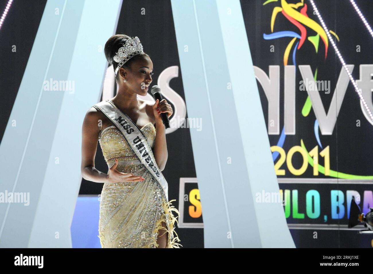 Bildnummer : 55951445 Datum : 13.09.2011 Copyright : imago/Xinhua (110913) -- SAO PAULO, 13 septembre 2011 (Xinhua) -- Miss Angola Leila Lopes répond aux médias après avoir remporté le titre de Miss Univers 2011 à Sao Paulo, Brésil, le 13 septembre 2011. (Xinhua/Weng Xinyang) BRÉSIL-SAO PAULO-MISS UNIVERSE 2011 PUBLICATIONxNOTxINxCHN People Schönheitswettbwerb Misswahl Siegerin x0x xtm Gesellschaft Entertainment 2011 quer premiumd 55951445 Date 13 09 2011 Copyright Imago XINHUA Sao Paulo sept 13 2011 XINHUA Miss Angola Leila Lopes répond aux médias après avoir remporté Miss Univers 2011 titre à Sao Paulo Brésil S. Banque D'Images