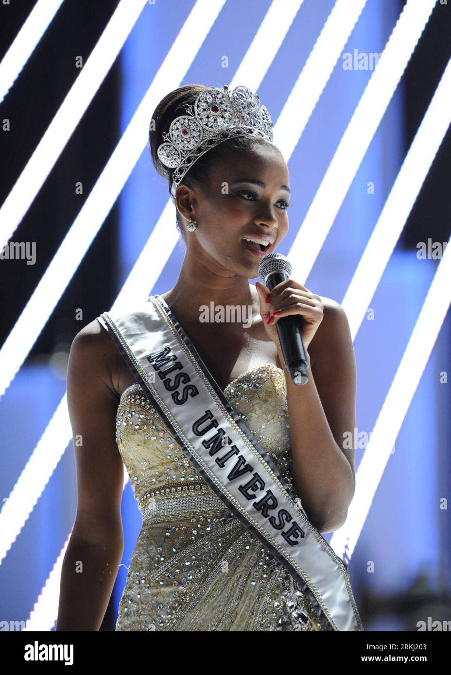 Bildnummer : 55951447 Datum : 13.09.2011 Copyright : imago/Xinhua (110913) -- SAO PAULO, 13 septembre 2011 (Xinhua) -- Miss Angola Leila Lopes répond aux médias après avoir remporté le titre de Miss Univers 2011 à Sao Paulo, Brésil, le 13 septembre 2011. (Xinhua/Weng Xinyang) BRÉSIL-SAO PAULO-MISS UNIVERSE 2011 PUBLICATIONxNOTxINxCHN People Schönheitswettbwerb Misswahl Siegerin x0x xtm Gesellschaft Entertainment 2011 hoch premiumd 55951447 Date 13 09 2011 Copyright Imago XINHUA Sao Paulo sept 13 2011 XINHUA Miss Angola Leila Lopes répond aux médias après avoir remporté Miss Univers 2011 titre à Sao Paulo Brésil S. Banque D'Images