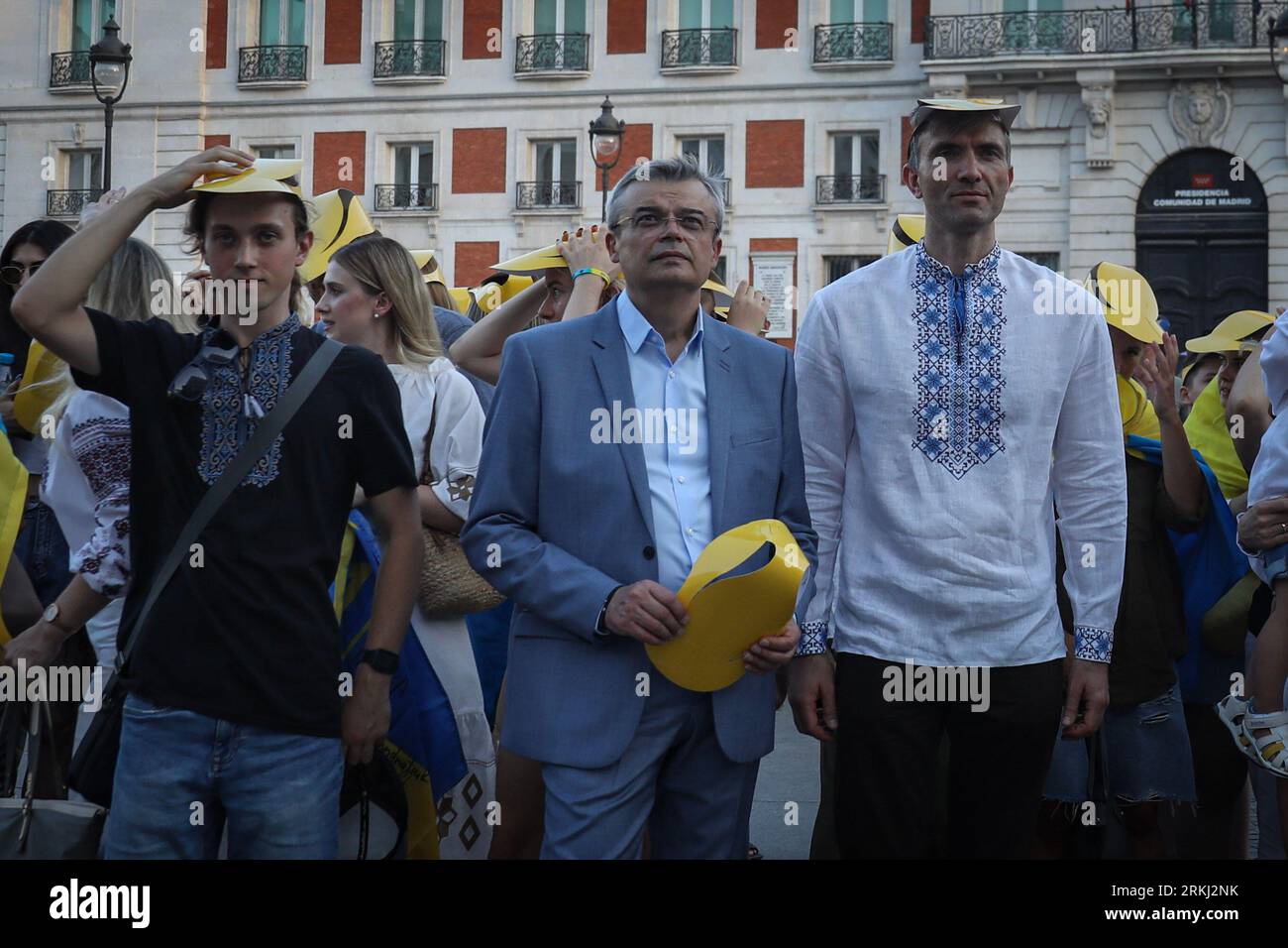 Madrid, Espagne. 24 août 2023. L'ambassadeur d'Ukraine en Espagne, Serhii Pohoreltsev (C) vu pendant le rassemblement. Les Ukrainiens quittant l’Espagne célèbrent le jour de l’indépendance en Ukraine et le 24 août marquait les 18 mois d’invasion russe en Ukraine. (Image de crédit : © David Canales/SOPA Images via ZUMA Press Wire) USAGE ÉDITORIAL SEULEMENT! Non destiné à UN USAGE commercial ! Banque D'Images