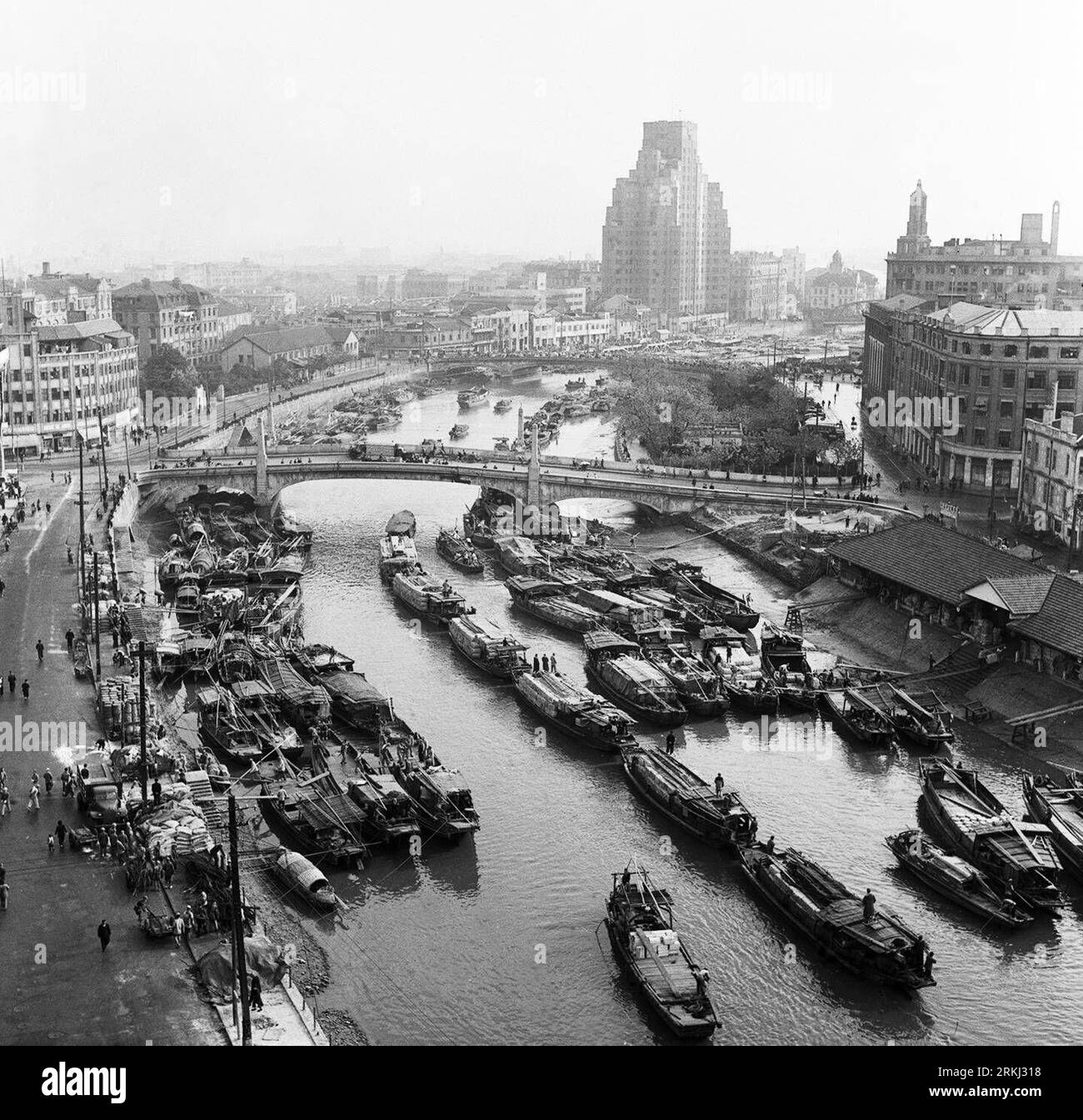 Bildnummer : 55963312 Datum : 14.11.1957 Copyright : imago/Xinhua (110914) -- SHANGHAI, 14 septembre 2011 (Xinhua) -- la photo prise en novembre 1957 montre des navires dans la rivière Suzhou de Shanghai, dans l'est de la Chine. PUBLICATIONxNOTxINxCHN Gesellschaft Fotostory Shanghai China x2x xtm 1957 quadrat o0 SW, Fluss, Boot, transport Logistik Zeitgeist 55963312 Date 14 11 1957 Copyright Imago XINHUA Shanghai sept 14 2011 XINHUA le fichier photo prise en novembre 1957 montre des navires dans la rivière Suzhou de Shanghai est Chine PUBLICATIONxNOTxINxCHN Société Histoire photo Shanghai Chine x2x XTM 1957 carré o0 noir Banque D'Images