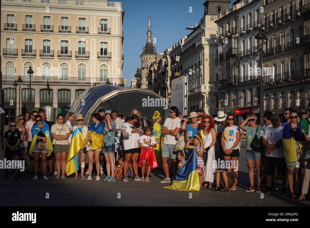 Madrid, Espagne. 24 août 2023. Les manifestants se rassemblent pendant le rassemblement. Les Ukrainiens quittant l’Espagne célèbrent le jour de l’indépendance en Ukraine et le 24 août marquait les 18 mois d’invasion russe en Ukraine. (Photo de David Canales/SOPA Images/Sipa USA) crédit : SIPA USA/Alamy Live News Banque D'Images