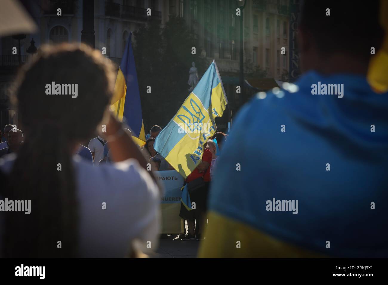 Madrid, Espagne. 24 août 2023. Des manifestants prennent part au rassemblement. Les Ukrainiens quittant l’Espagne célèbrent le jour de l’indépendance en Ukraine et le 24 août marquait les 18 mois d’invasion russe en Ukraine. (Photo de David Canales/SOPA Images/Sipa USA) crédit : SIPA USA/Alamy Live News Banque D'Images