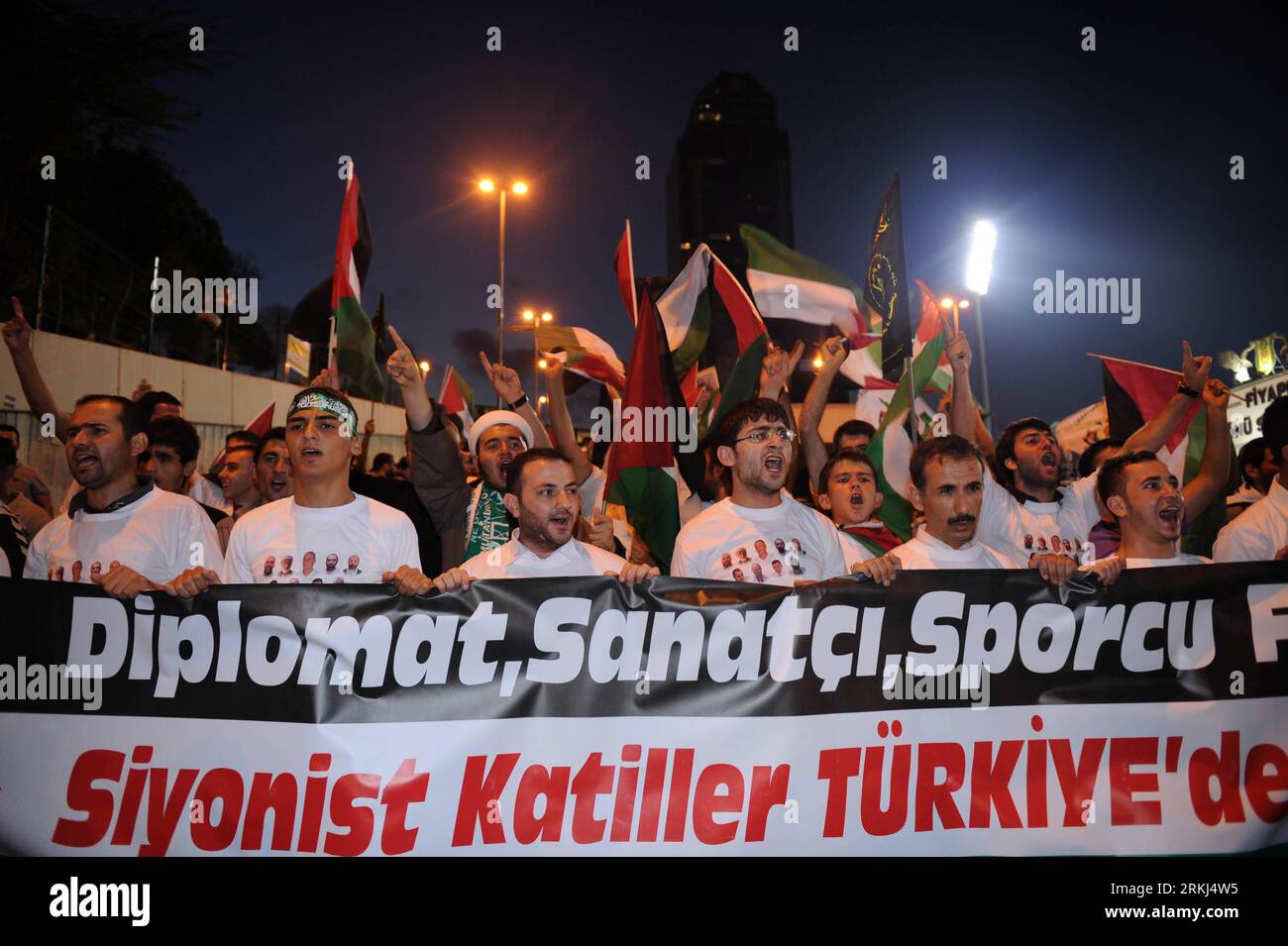 Bildnummer : 55985699 Datum : 15.09.2011 Copyright : imago/Xinhua (110916) -- ISTANBUL, 16 septembre 2011 (Xinhua) -- Participez à une manifestation pour protester contre Israël, à Istanbul, Turquie, le 15 septembre 2011. Plus de 1 000 personnes ont défilé jeudi à Istanbul pour protester contre l'apparition de l'équipe israélienne Maccabi tel Aviv dans la ville pour rivaliser avec Besiktas de Turquie dans l'UEFA Europa League. (Xinhua/Ma Yan) (axy) TURQUIE-ISTANBUL-ISRAËL-PROTEST PUBLICATIONxNOTxINxCHN Gesellschaft Politik Nahostkonflikt Demo Protest Premiumd xns x0x 2011 quer 55985699 Date 15 09 2011 Copyright Imag Banque D'Images