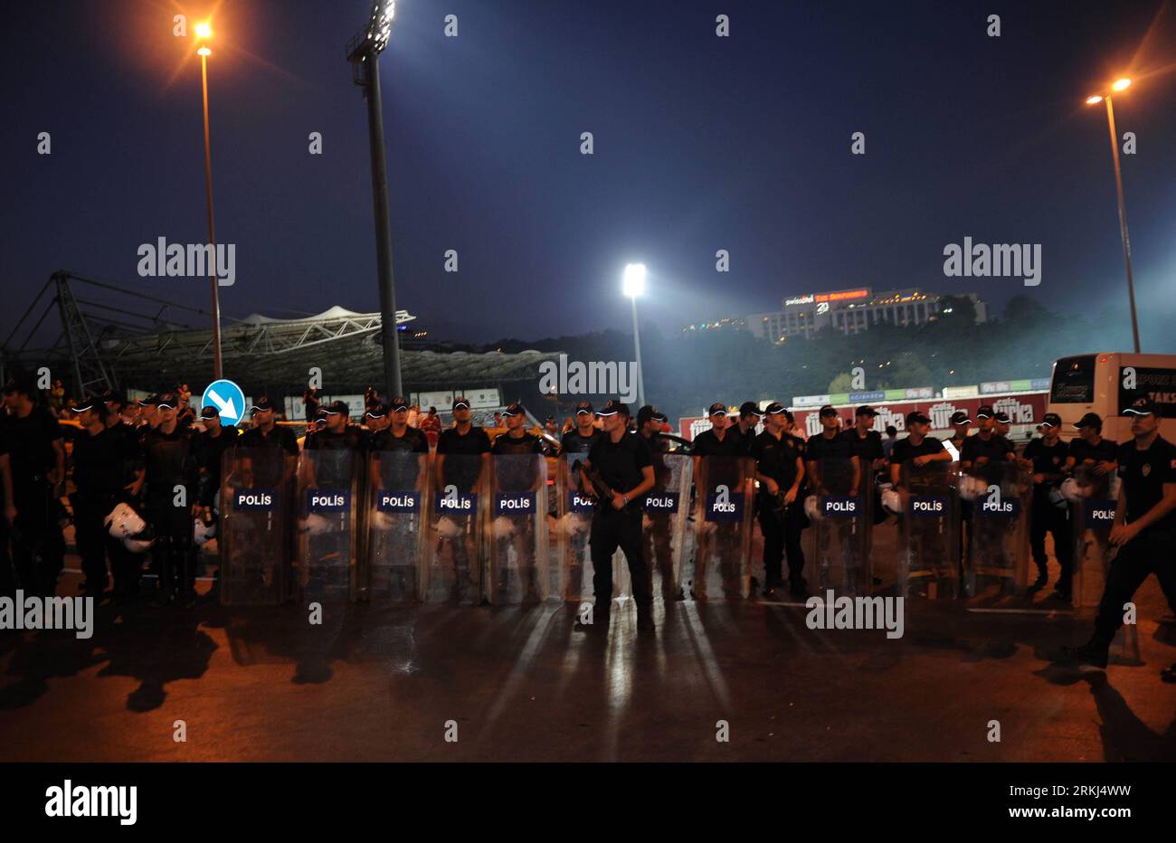 Bildnummer : 55985690 Datum : 15.09.2011 Copyright : imago/Xinhua (110916) -- ISTANBUL, 16 septembre 2011 (Xinhua) -- des policiers bloquent l'entrée d'un stade lors d'une manifestation de protestation contre Israël, à Istanbul, Turquie, le 15 septembre 2011. Plus de 1 000 personnes ont défilé jeudi à Istanbul pour protester contre l'apparition de l'équipe israélienne Maccabi tel Aviv dans la ville pour rivaliser avec Besiktas de Turquie dans l'UEFA Europa League. (Xinhua/Ma Yan) (axy) TURQUIE-ISTANBUL-ISRAËL-PROTEST PUBLICATIONxNOTxINxCHN Gesellschaft Politik Nahostkonflikt Demo Protest Premiumd xns x0x 2011 quer 559 Banque D'Images