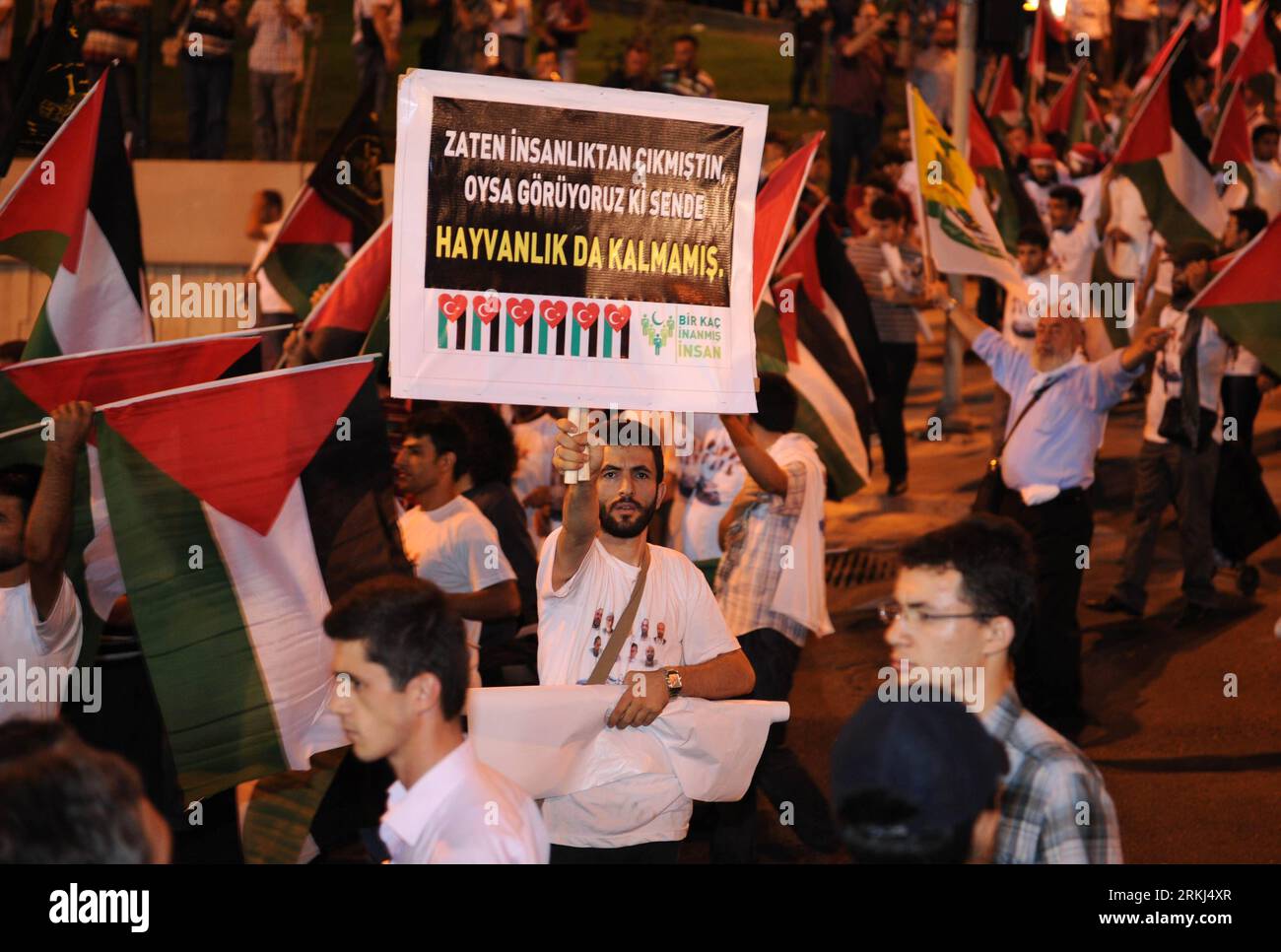 Bildnummer : 55985692 Datum : 15.09.2011 Copyright : imago/Xinhua (110916) -- ISTANBUL, 16 septembre 2011 (Xinhua) -- Participez à une manifestation pour protester contre Israël, à Istanbul, Turquie, le 15 septembre 2011. Plus de 1 000 personnes ont défilé jeudi à Istanbul pour protester contre l'apparition de l'équipe israélienne Maccabi tel Aviv dans la ville pour rivaliser avec Besiktas de Turquie dans l'UEFA Europa League. (Xinhua/Ma Yan) (axy) TURQUIE-ISTANBUL-ISRAËL-PROTEST PUBLICATIONxNOTxINxCHN Gesellschaft Politik Nahostkonflikt Demo Protest Premiumd xns x0x 2011 quer 55985692 Date 15 09 2011 Copyright Imag Banque D'Images