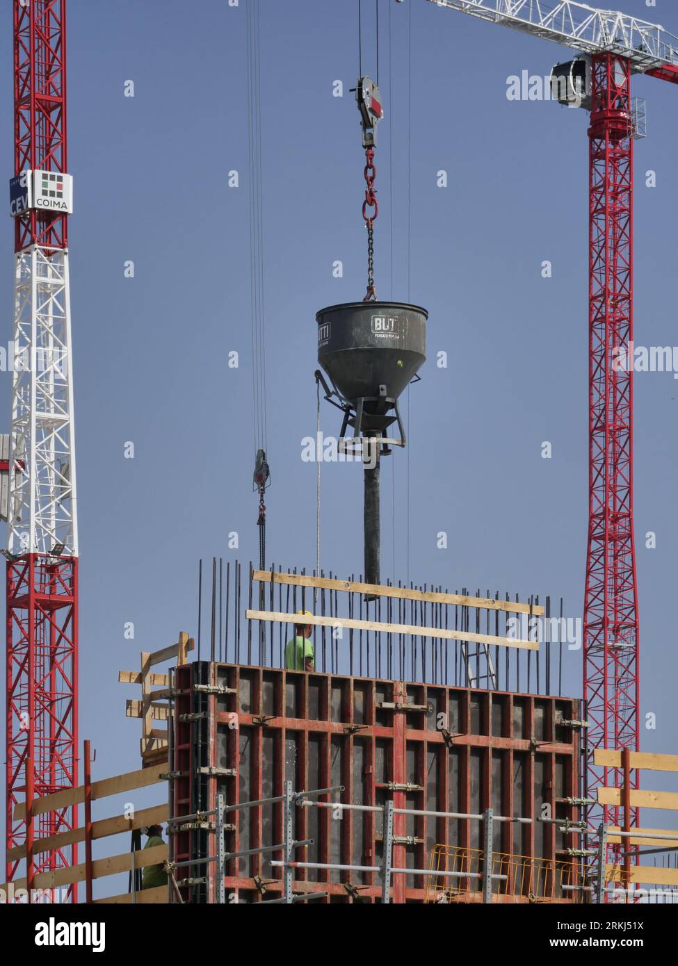 Milan, . 25 août 2023. Milan malgré la canicule anormale, les ouvriers du chantier du village olympique dans des conditions très difficiles continuent les travaux de construction à un rythme implacable. Crédit : Agence photo indépendante/Alamy Live News Banque D'Images