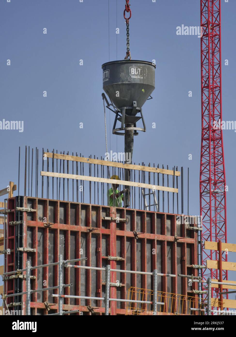 Milan, . 25 août 2023. Milan malgré la canicule anormale, les ouvriers du chantier du village olympique dans des conditions très difficiles continuent les travaux de construction à un rythme implacable. Crédit : Agence photo indépendante/Alamy Live News Banque D'Images