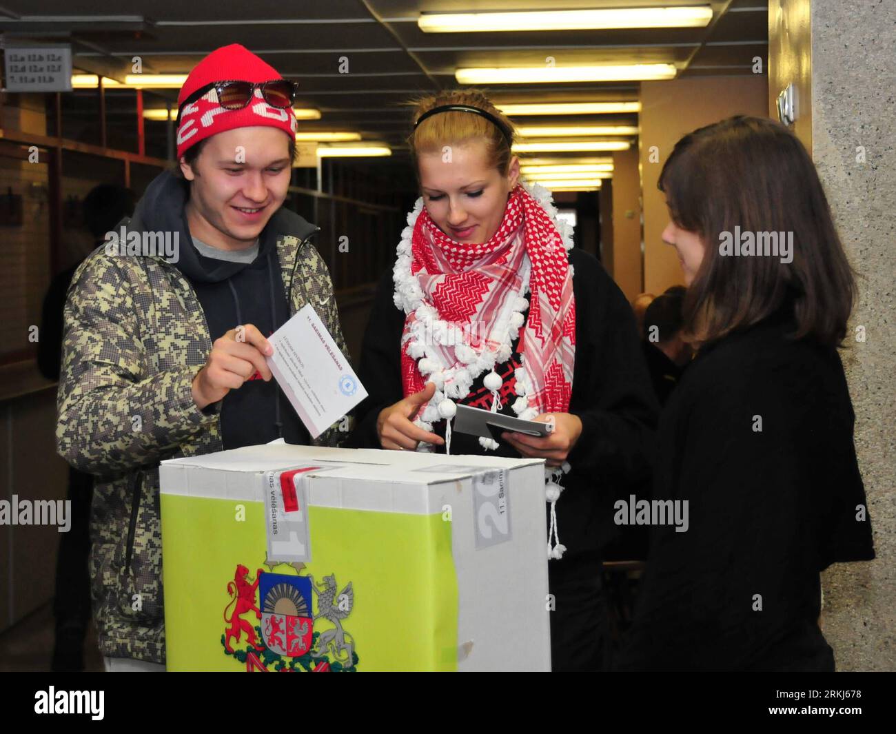 Bildnummer : 56011408 Datum : 17.09.2011 Copyright : imago/Xinhua (110917) -- RIGA, 17 septembre 2011 (Xinhua) -- un couple a voté dans un bureau de vote à Riga, capitale de la Lettonie, le 17 septembre 2011. Les Lettons se sont rendus aux bureaux de vote samedi alors que le pays balte tenait une élection anticipée trois mois après la dissolution du Parlement de 100 sièges. (Xinhua/Guo Qun) (lr) LETTONIE-RIGA-PARLIAMENT-ELECTION PUBLICATIONxNOTxINxCHN Politik Wahlen Wähler premiumd 2011 quer o0 Stimmabgabe urne x0x 56011408 Date 17 09 2011 Copyright Imago XINHUA Riga sept 17 2011 XINHUA UN COUPLE a voté Banque D'Images