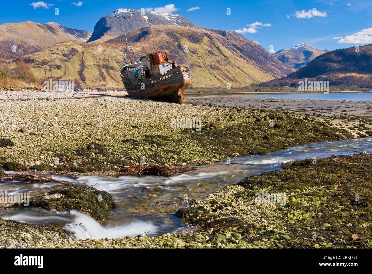 L'épave du MV Dayspring avec Loch Linnhe et Ben Nevis en vue en début d'après-midi Banque D'Images