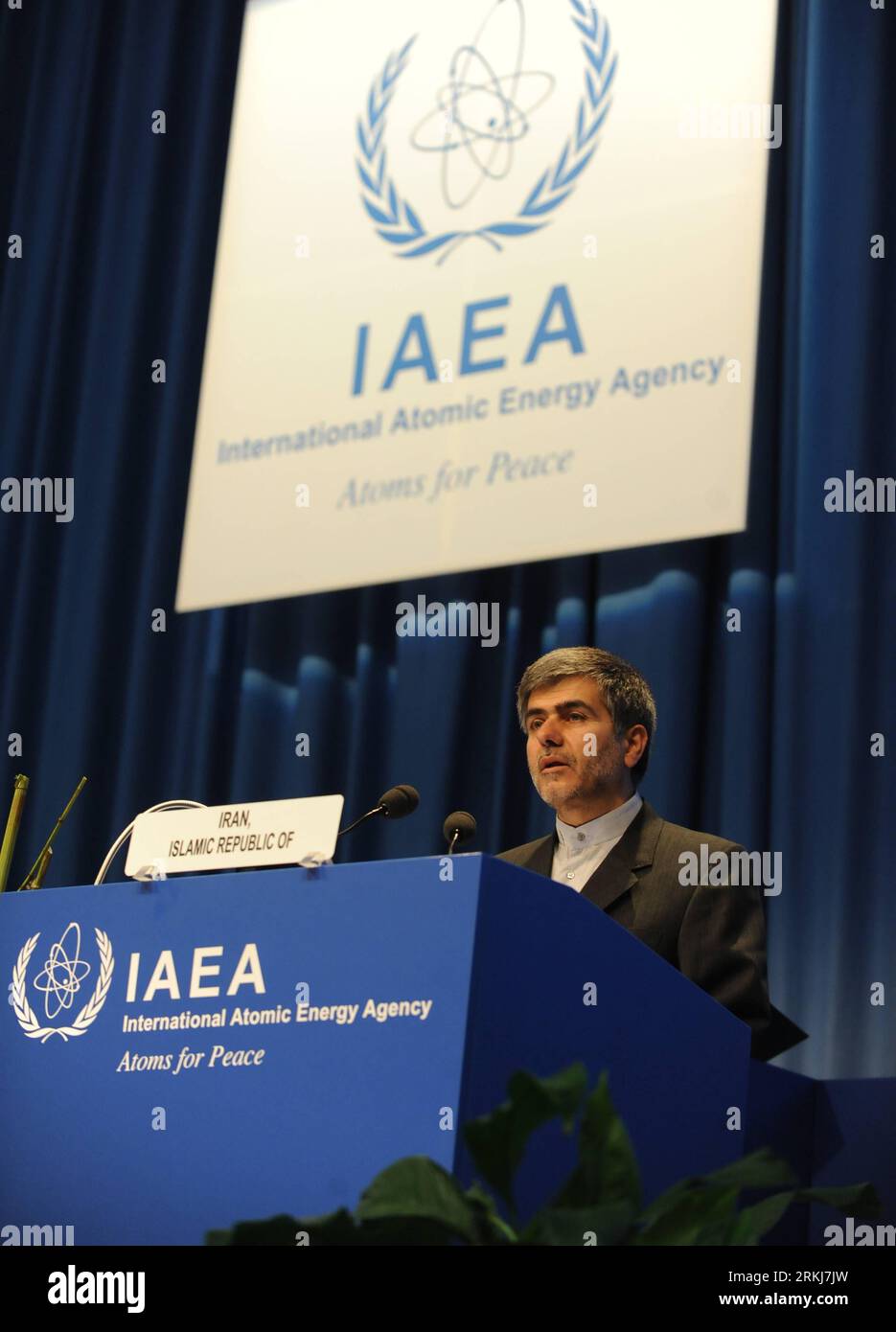 Bildnummer : 56030455 Datum : 19.09.2011 Copyright : imago/Xinhua (110919) -- VIENNE, 19 septembre 2011 (Xinhua) -- Fereydoun Abbasi Davani, vice-président iranien et chef de l’Organisation iranienne de l’énergie atomique, prend la parole lors de la 55e Conférence générale de l’Agence internationale de l’énergie atomique (AIEA) au siège de l’AIEA à Vienne, capitale de l’Autriche, le 19 septembre 2011. Les délégations des 151 États membres de l AIEA se concentreront sur la sûreté nucléaire à la suite de la catastrophe survenue à la centrale nucléaire japonaise de Fukushima au cours de la conférence de cinq jours. (Xinhua/Xu Liang)(yh) CONFÉRENCE AUTRICHE-VIENNE-AIEA PUBLICATIONxNOTx Banque D'Images