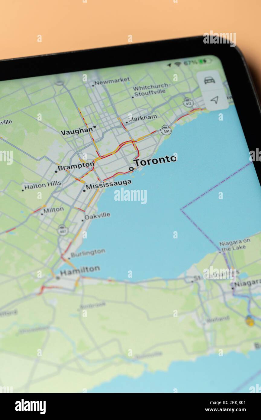New York, États-Unis - 24 août 2023 : circulation automobile à Toronto sur l'application google Maps sur l'écran de tablette vue rapprochée Banque D'Images