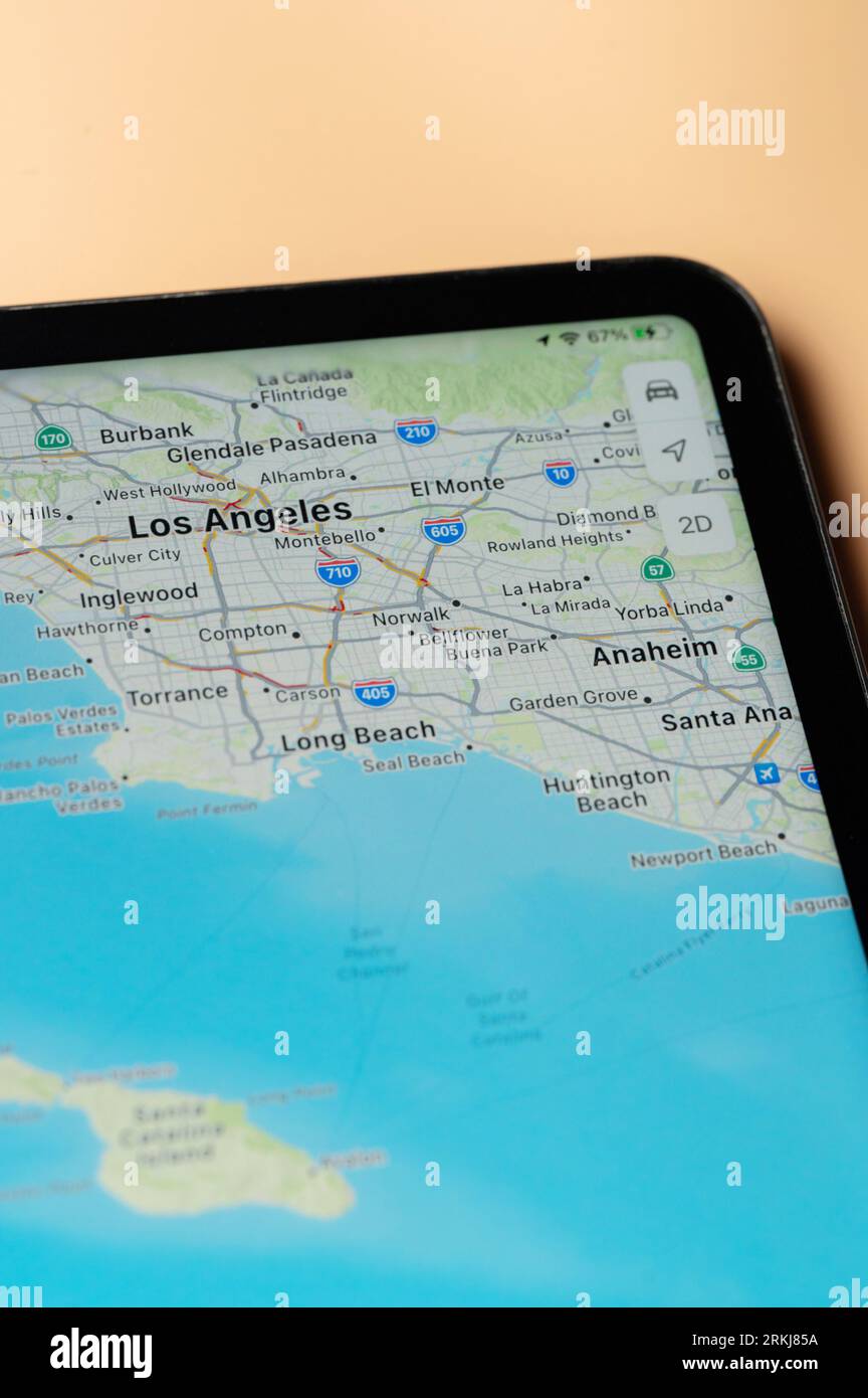New York, États-Unis - 24 août 2023 : trafic automobile à Los Angeles sur l'application google Maps sur l'écran de tablette vue rapprochée Banque D'Images